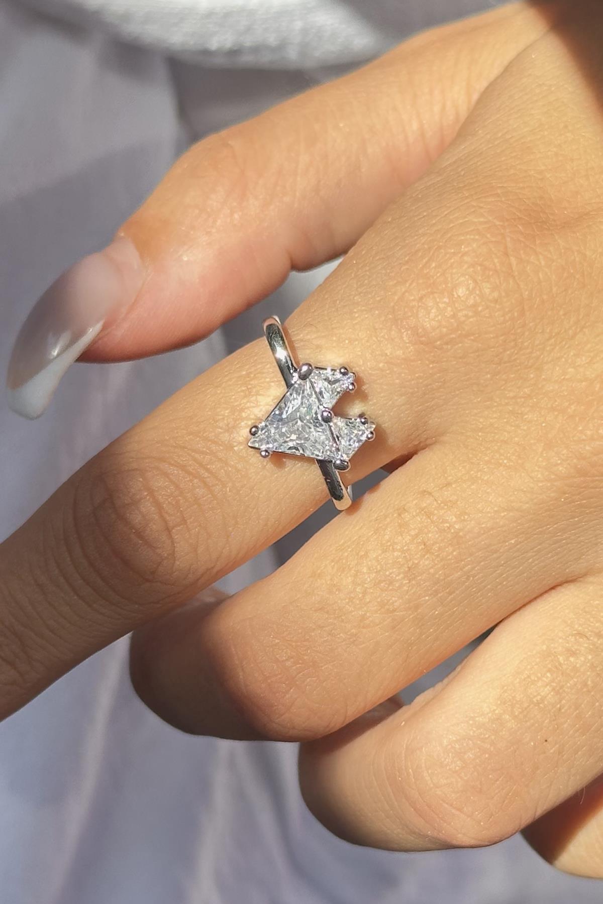 Gümüş Renk Kalp Figürlü Taş Detaylı Ayarlanabilir Yüzük