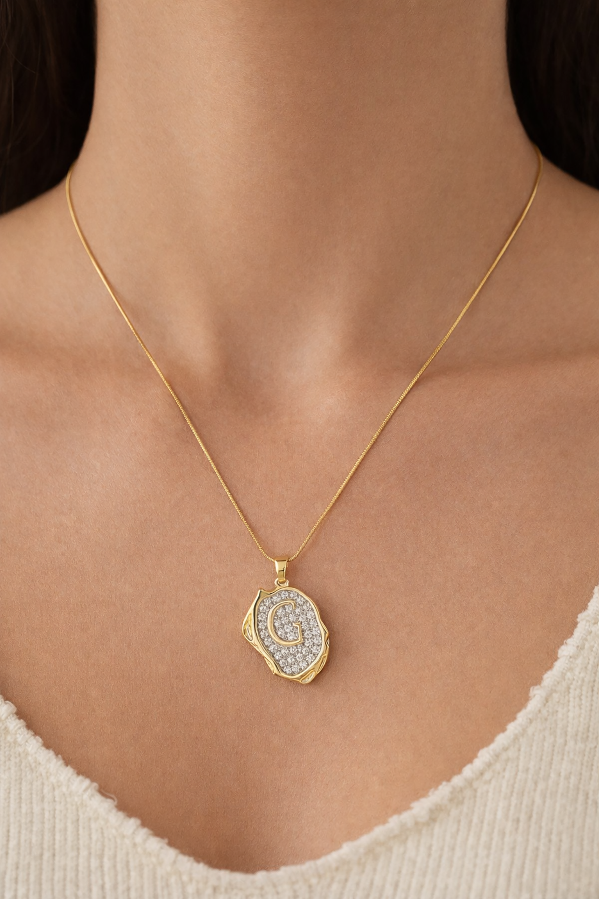 Altın Renk G Harf Taş Detaylı Çelik Kolye