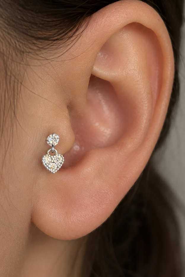 Gümüş Renk Kalp Figürlü Taşlı Cerrahi Çelik Tragus/Kıkırdak Küpe/Piercing (Tek)