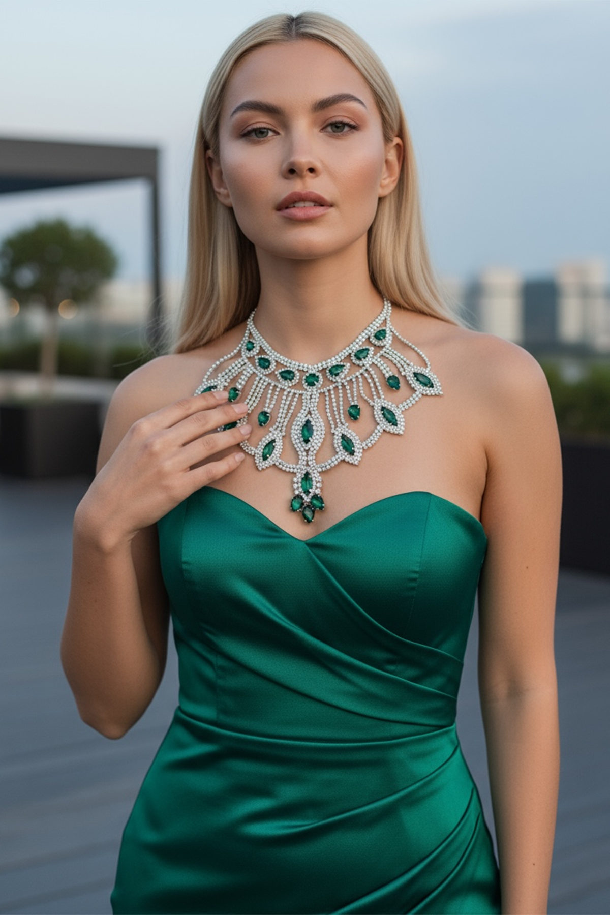 Gümüş Renk Yeşil Taş Detaylı Tasarım Abiye Kolye