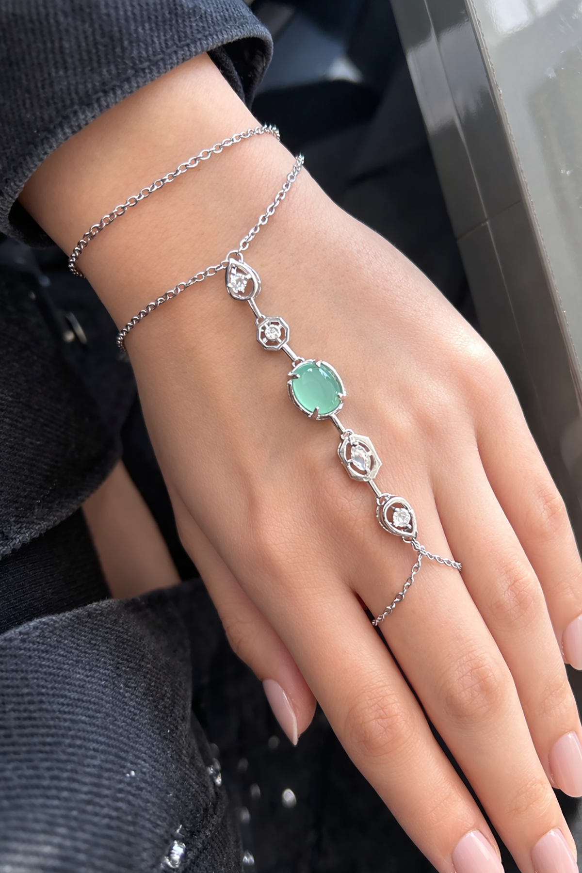 Gümüş Renk Taş Detaylı Çelik Şahmeran