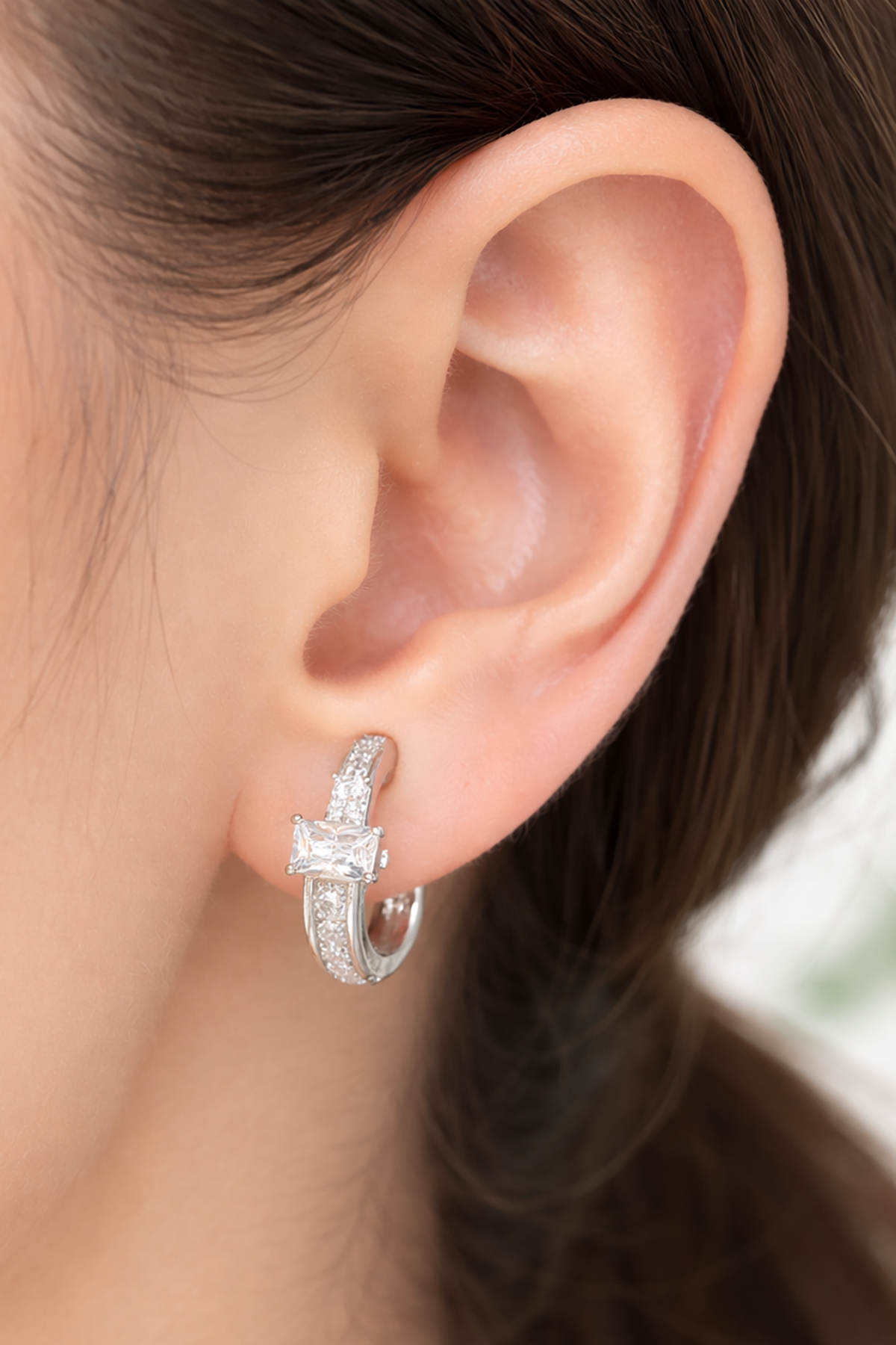 Gümüş Renk Taş Detaylı Çelik Xupıng VİP Küpe