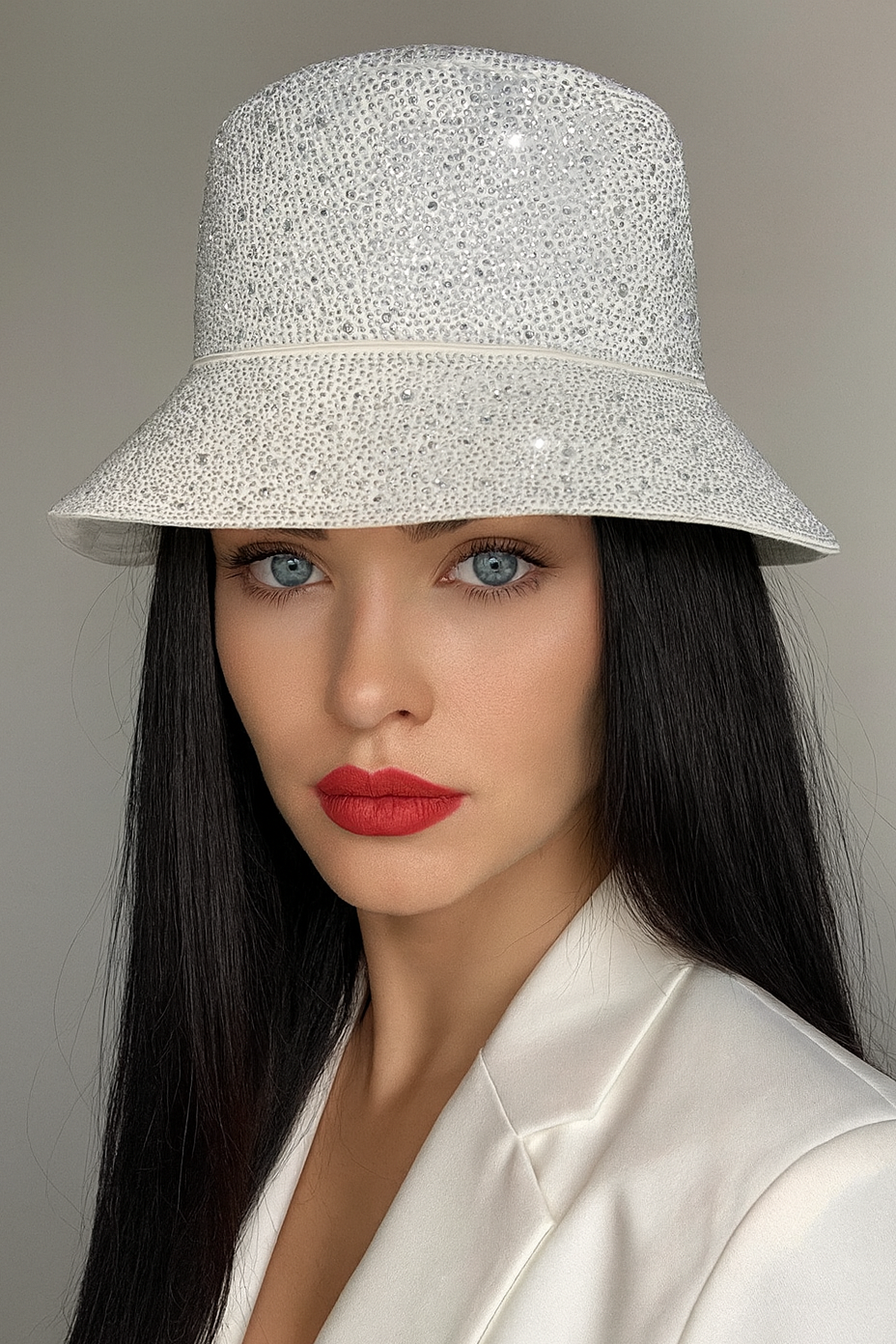 Beyaz Renk Taş Detaylı Tasarım Şapka