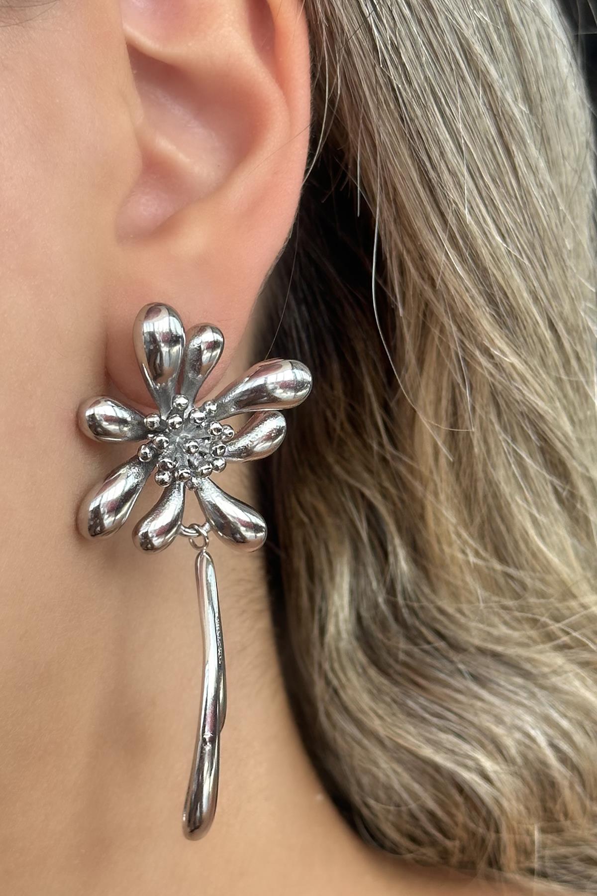 Gümüş Renk Çiçek Figürlü Çelik Küpe (Çift)