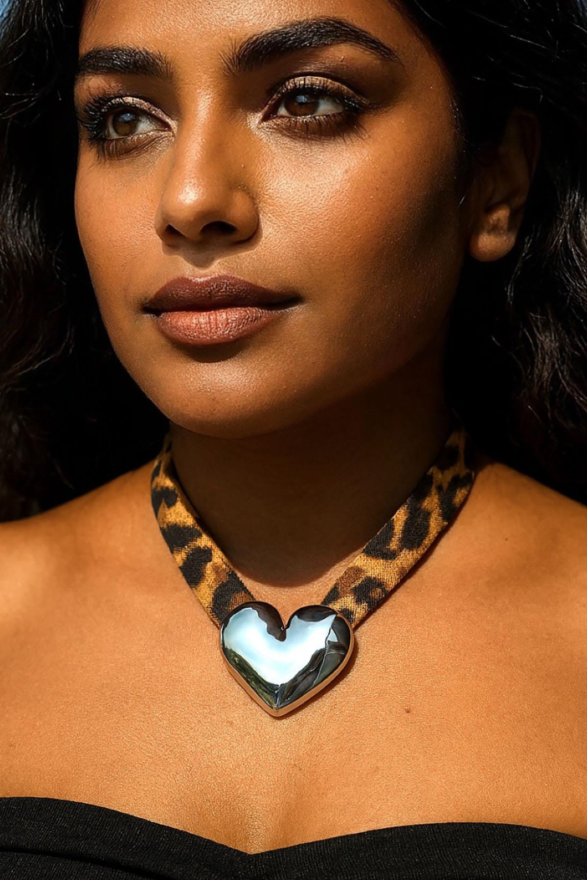 Gümüş Renk Leopar Desenli Kalp Figürlü Tasarım Kolye