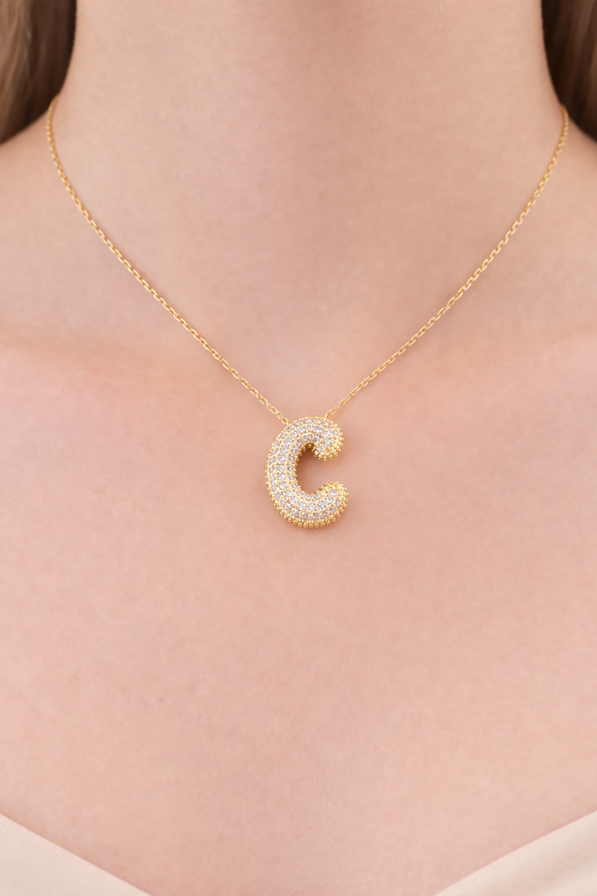 Altın Renk C Harf Taş Detaylı Çelik Kolye