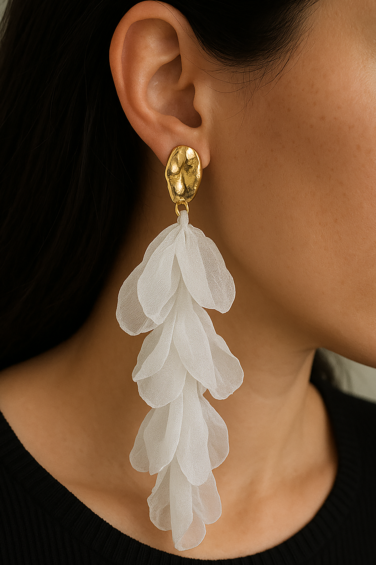 Altın Renk Beyaz Yaprak Figürlü Küpe (Çift)