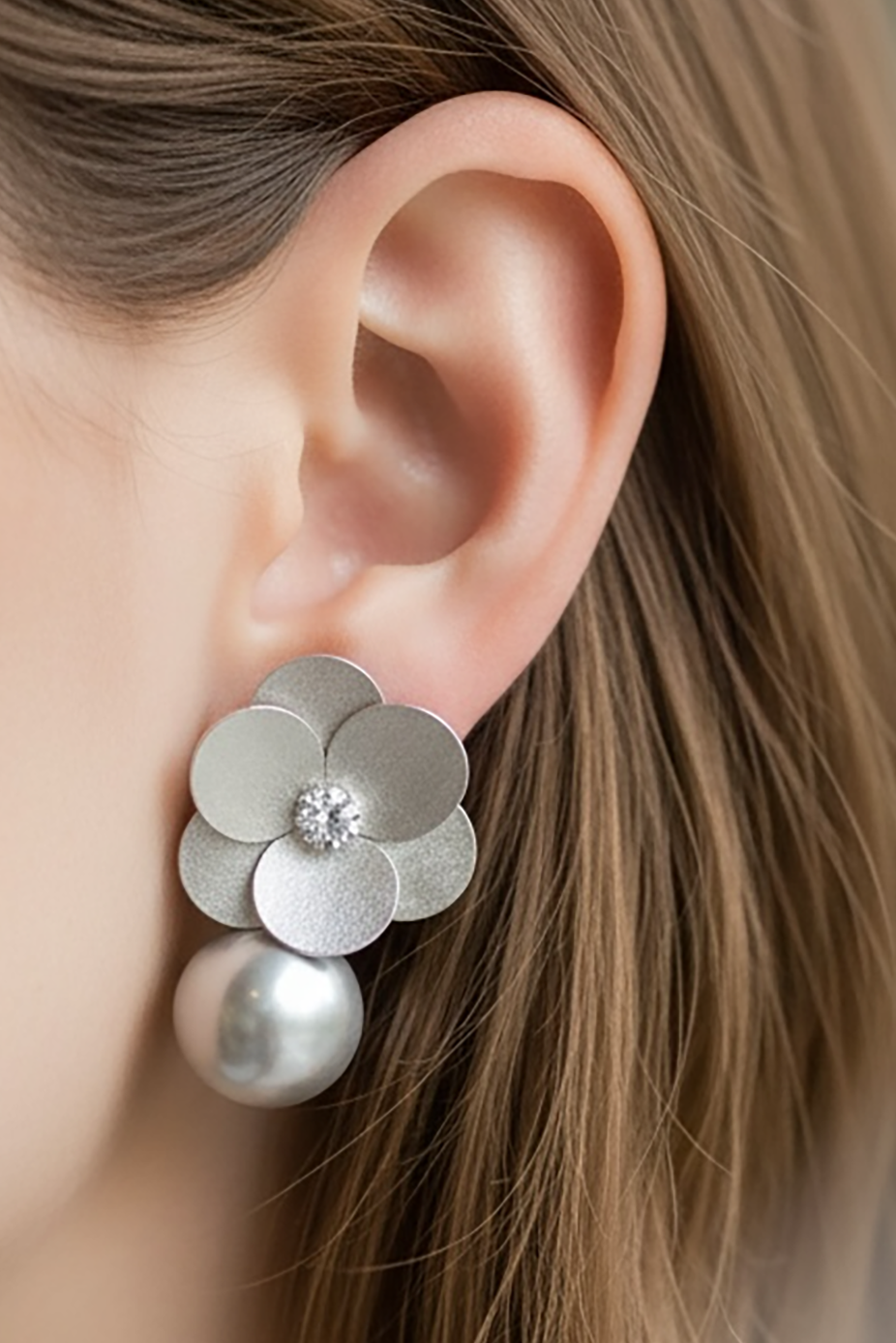 Gümüş Renk İnci ve Çiçek Detaylı 14k Altın Kaplama  Küpe (Çift)