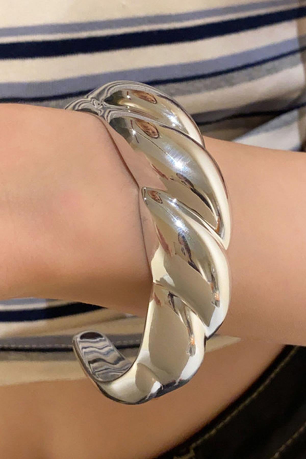 Gümüş Renk Burgu Detaylı Plaka Kelepçe Bileklik