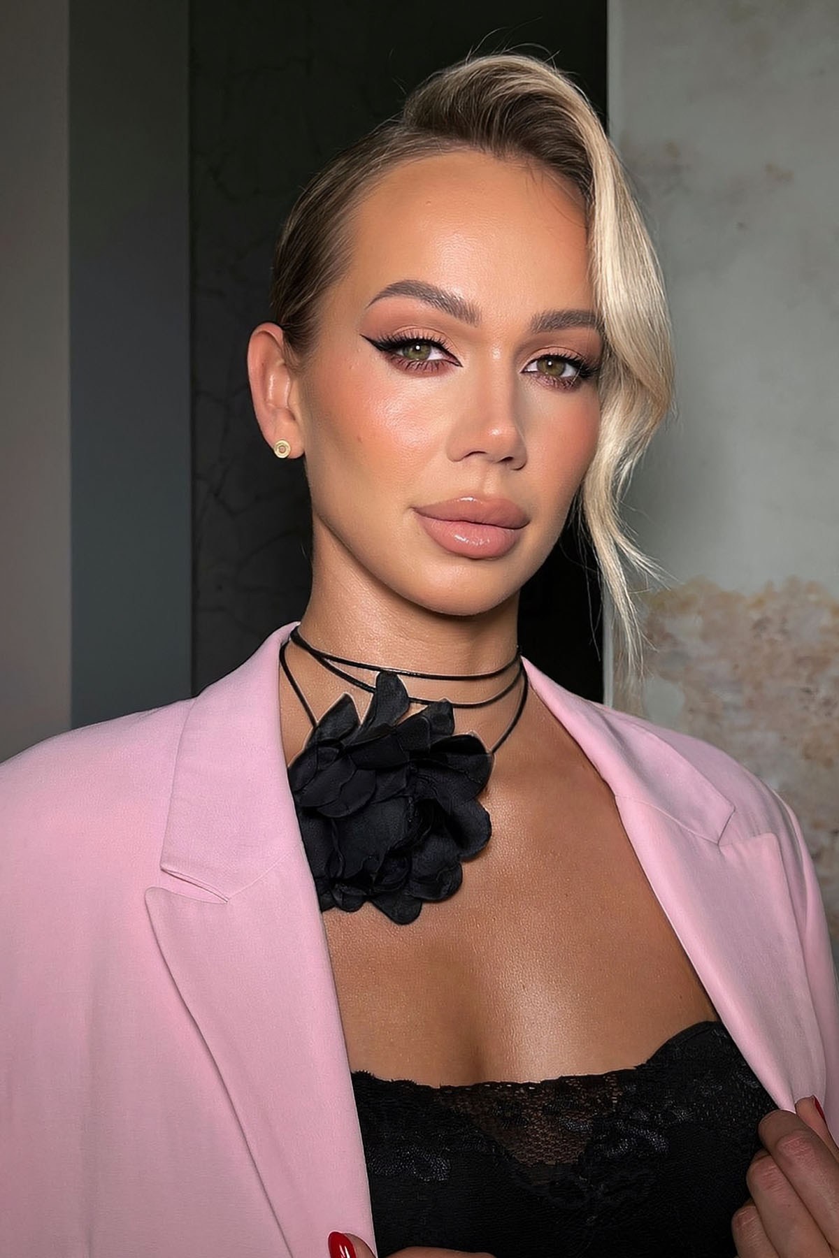 Siyah Renk Gül Detaylı İpli Choker Kolye