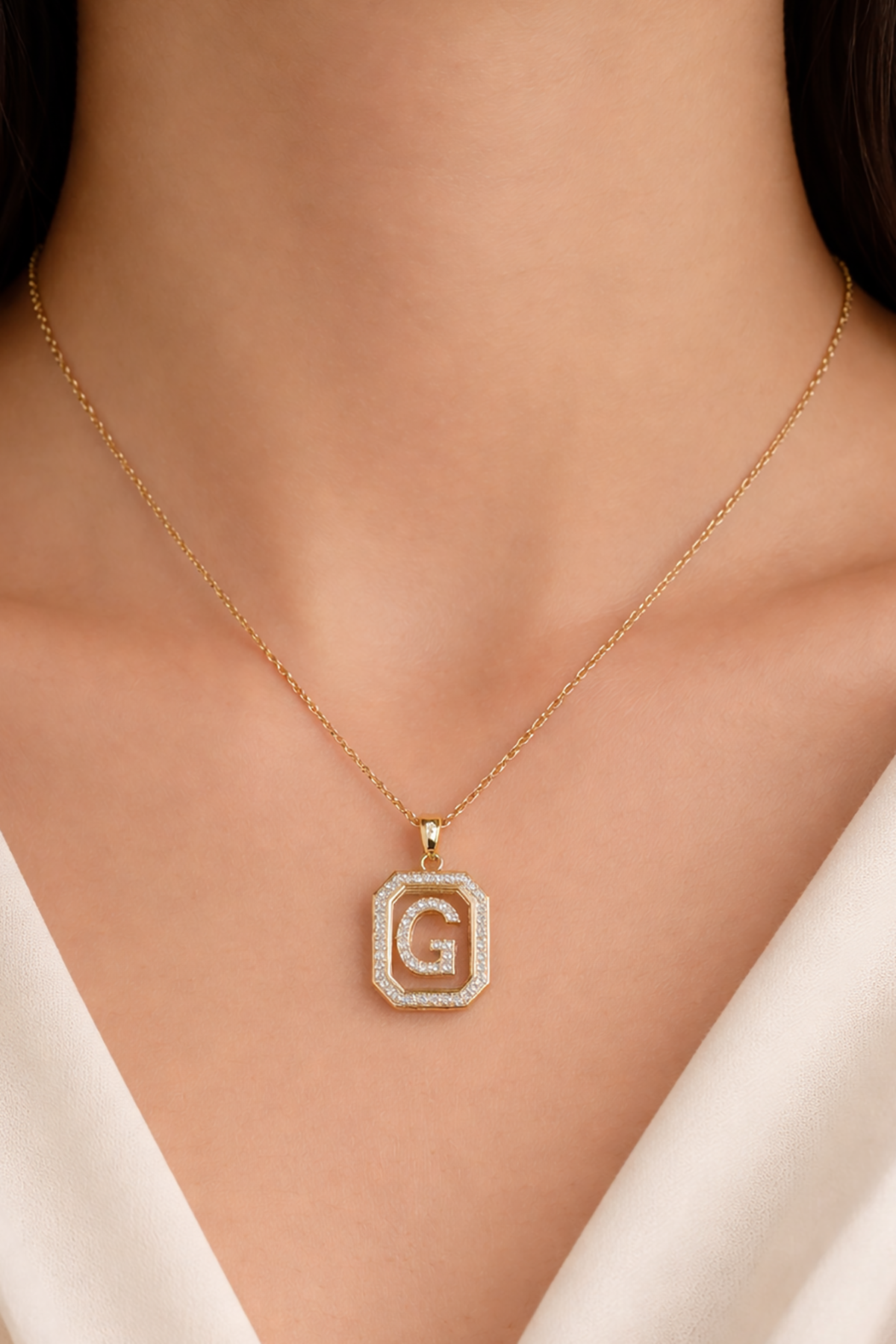 Altın Renk G Harf Taş Detaylı Çelik Kolye