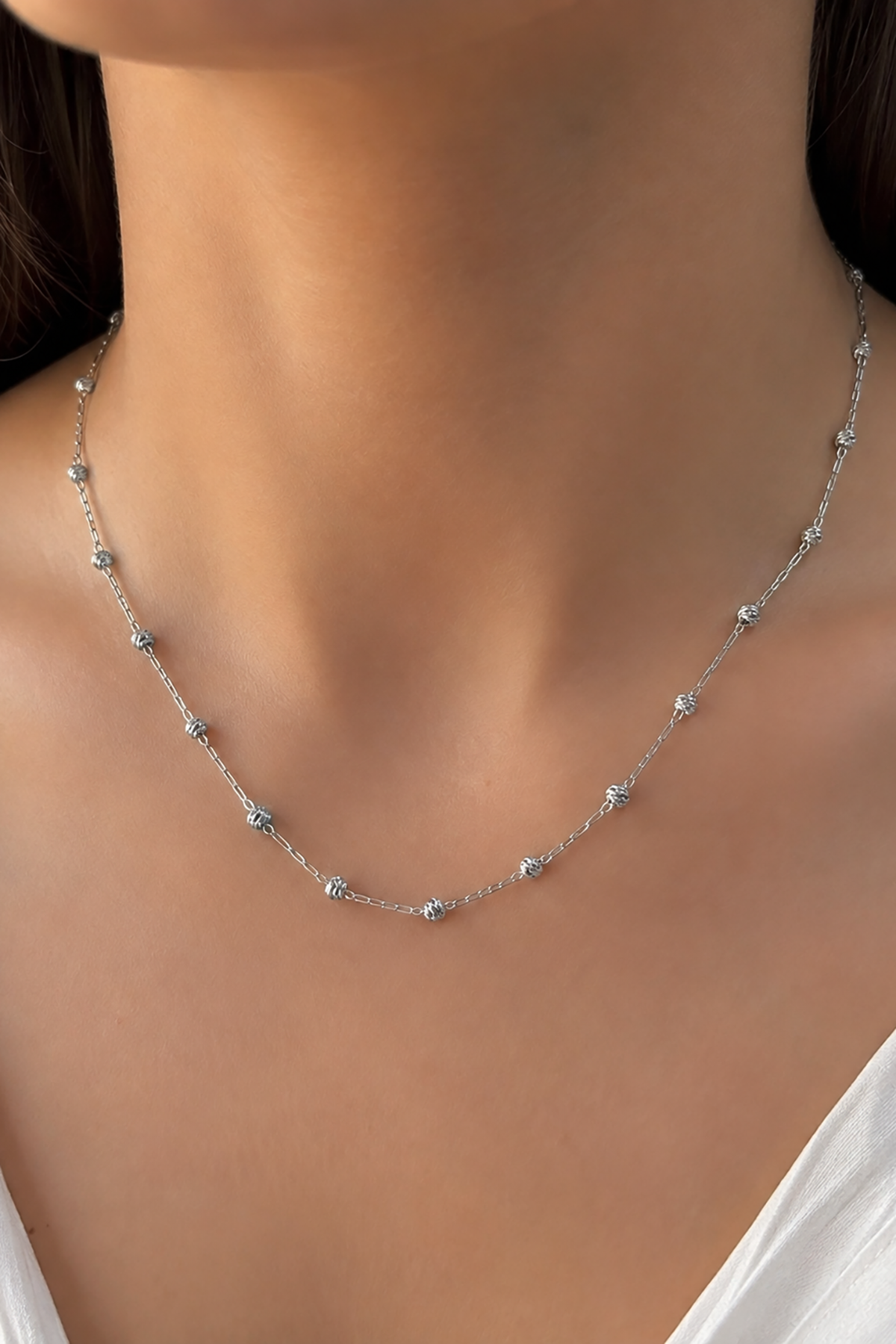 Gümüş Renk Top Detaylı Kolye