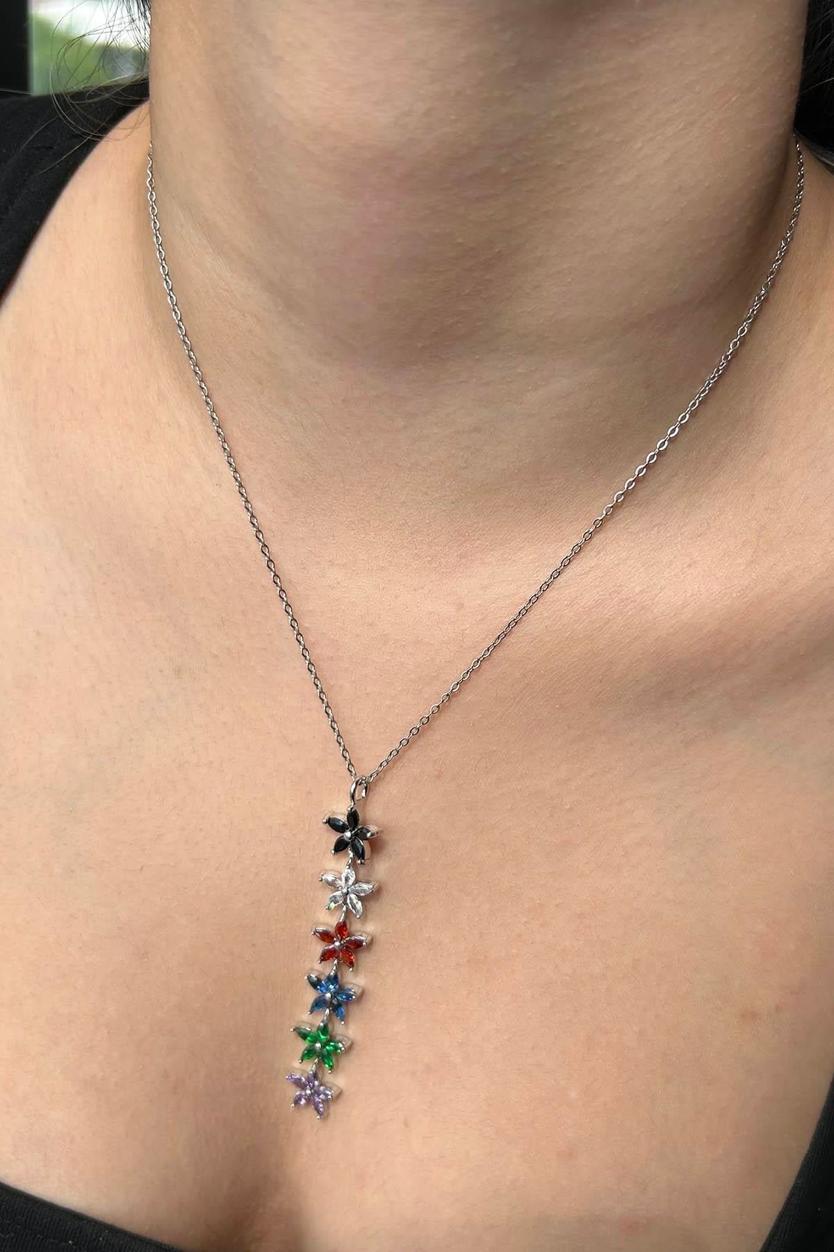 Gümüş Renk Çiçek Figürlü Çelik Kolye