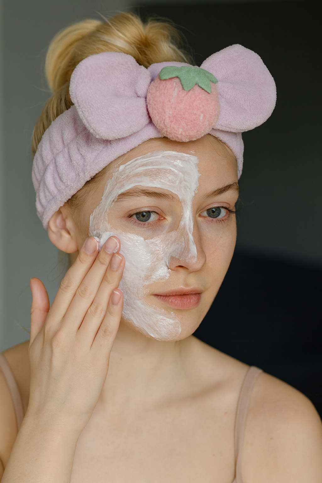 Lila Renk Çilek Figürlü Peluş Saç Bandı