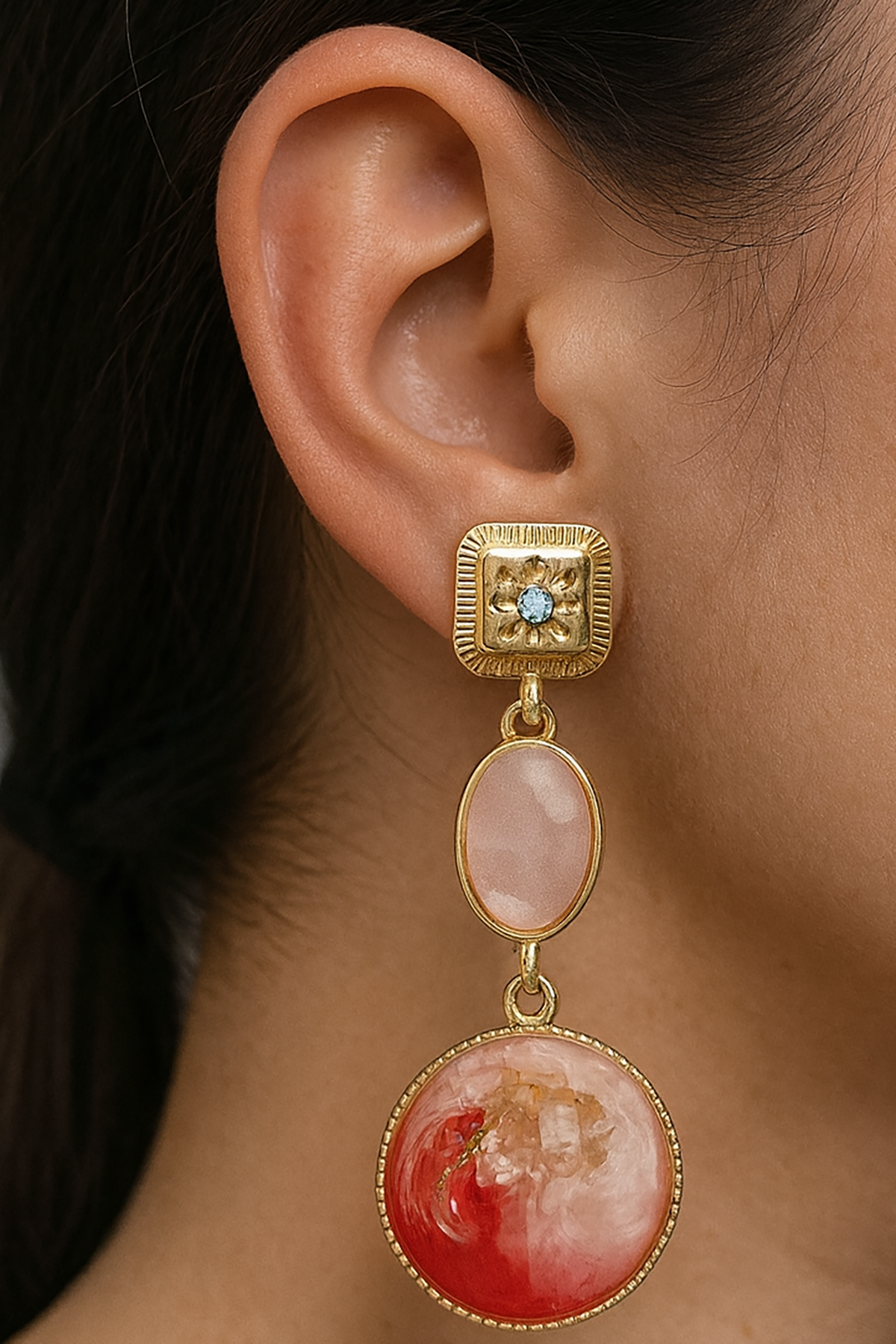 Altın Renk Taş Detaylı Sallantılı Küpe (Çift)