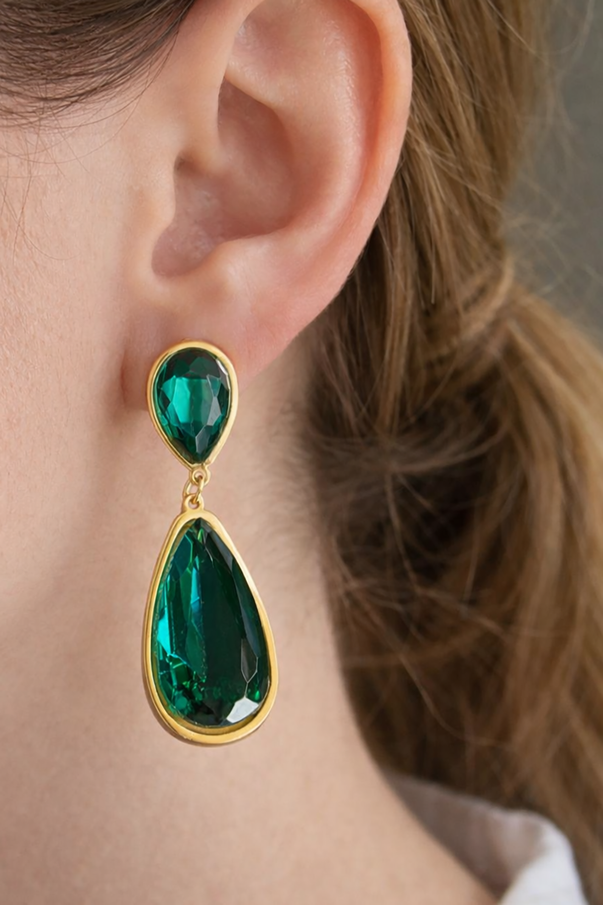 Altın Renk Yeşil Taş Detaylı Çelik Küpe (Çift)