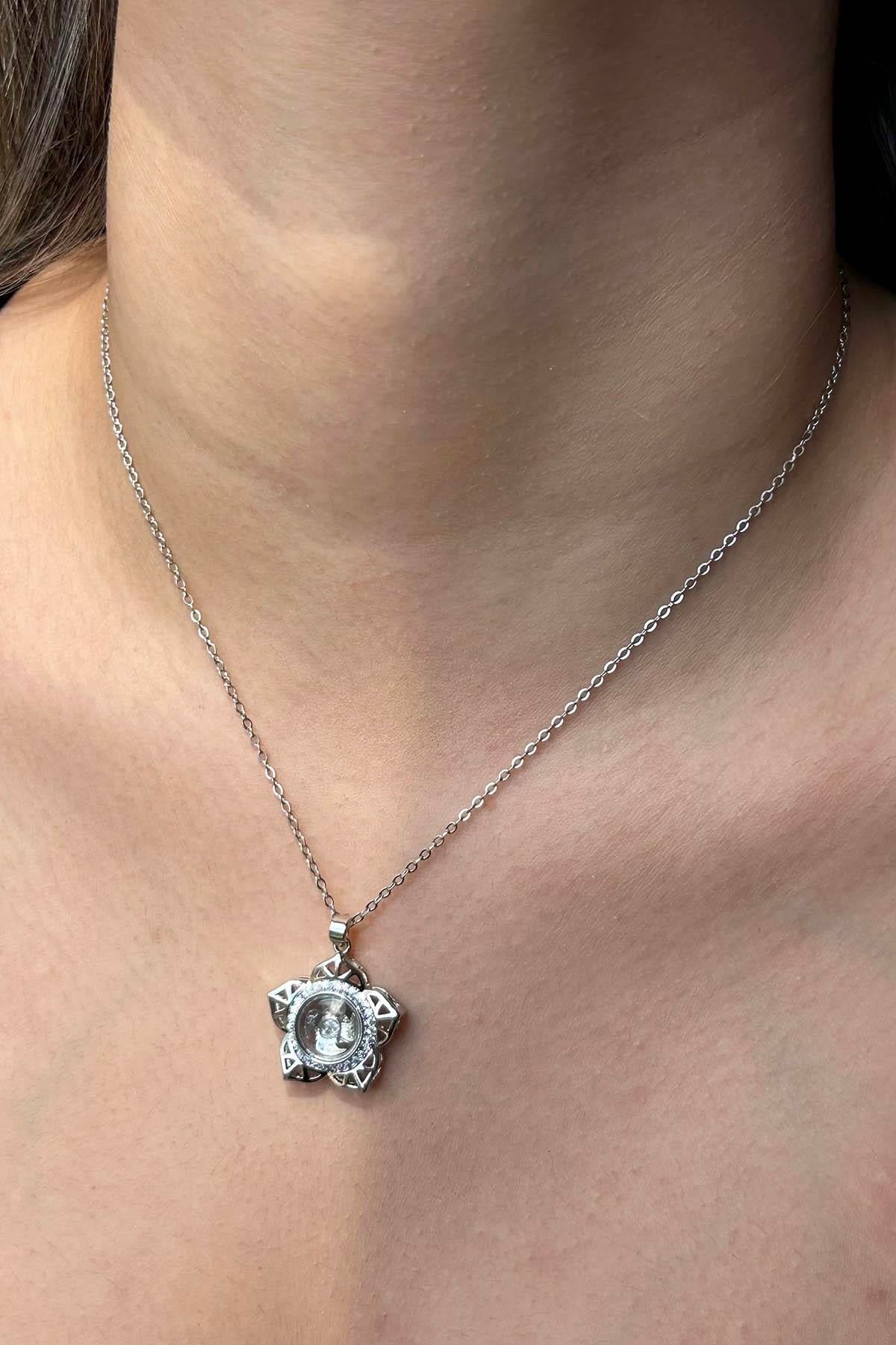 Gümüş Renk Çiçek Figürlü İçi Dönen Çelik Kolye