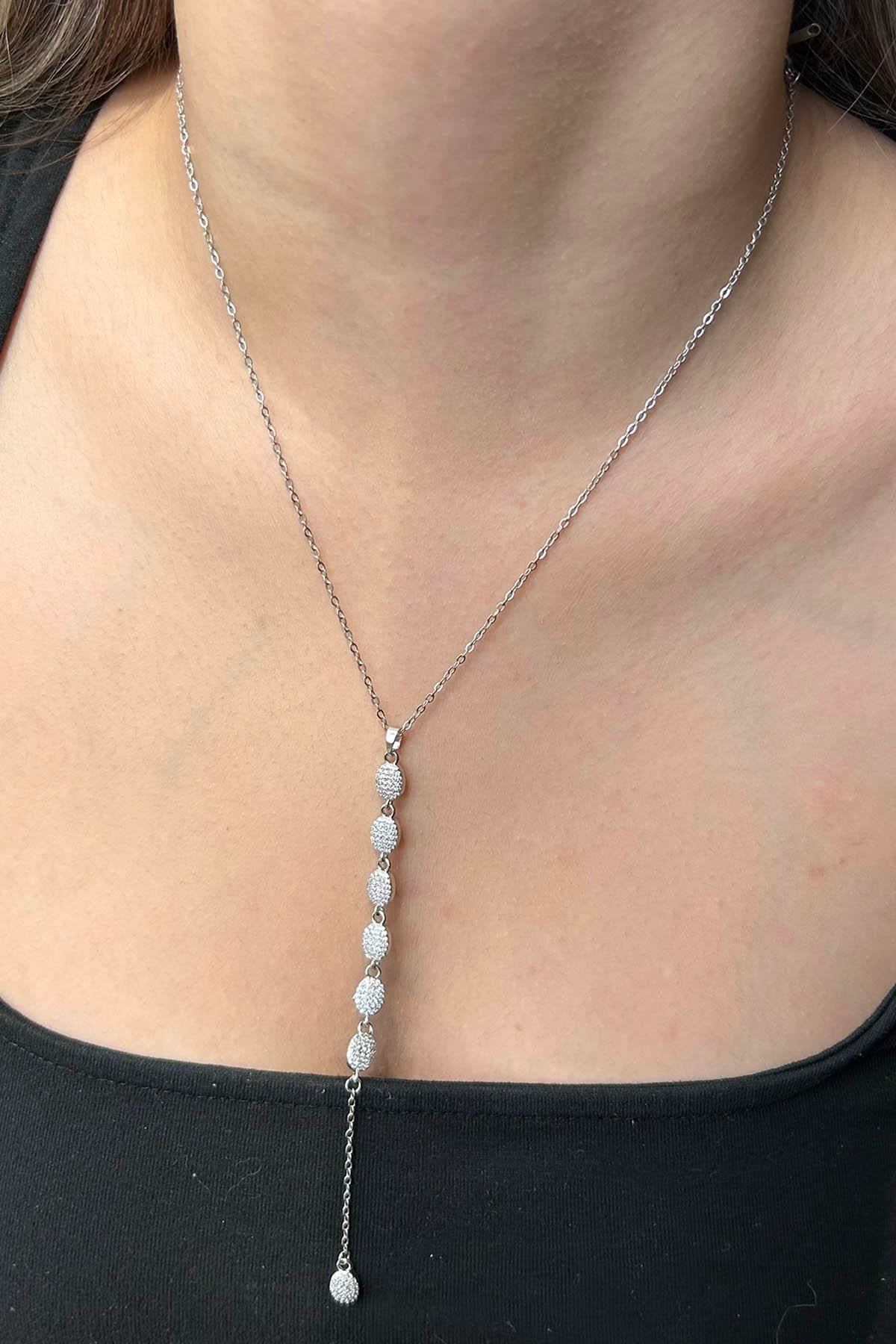 Gümüş Renk Taş Detaylı Çelik Y Kolye