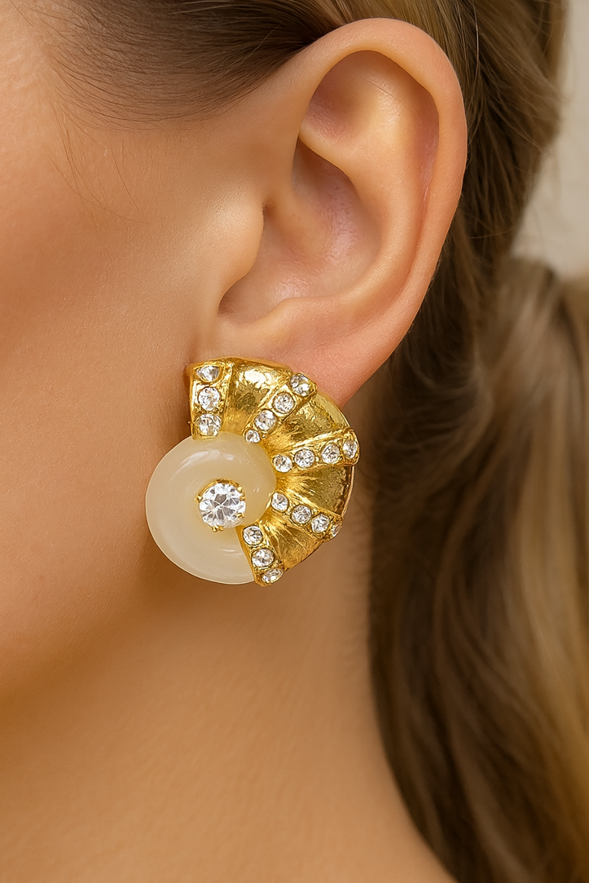 Altın Renk Deniz Kabuğu Figürlü Taş Detaylı Küpe (Çift)