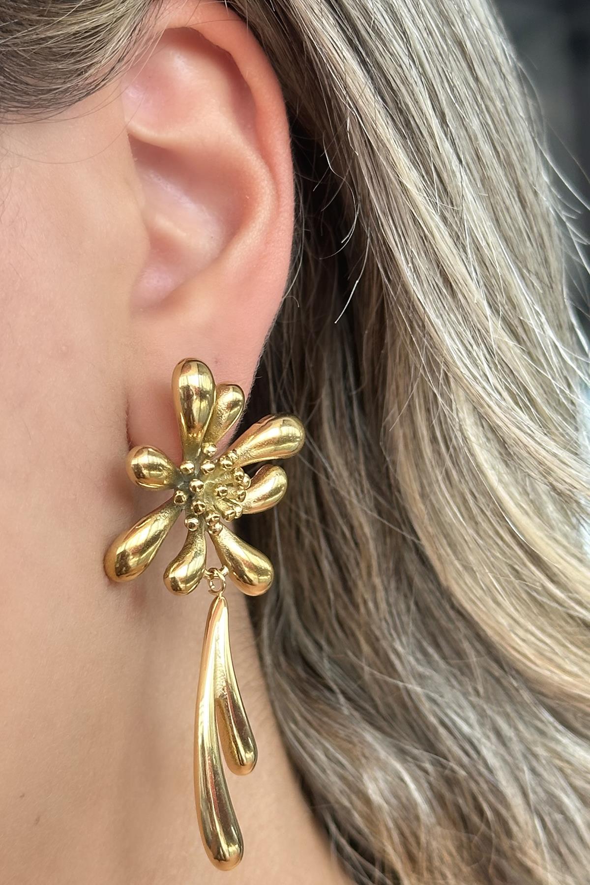 Altın Renk Çiçek Figürlü Çelik Küpe (Çift)