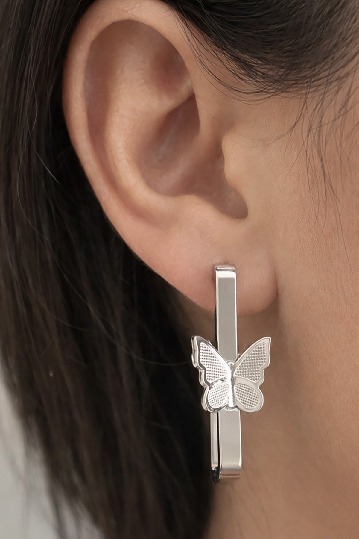 Gümüş Renk Kelebek Detaylı Çelik Küpe (Çift)