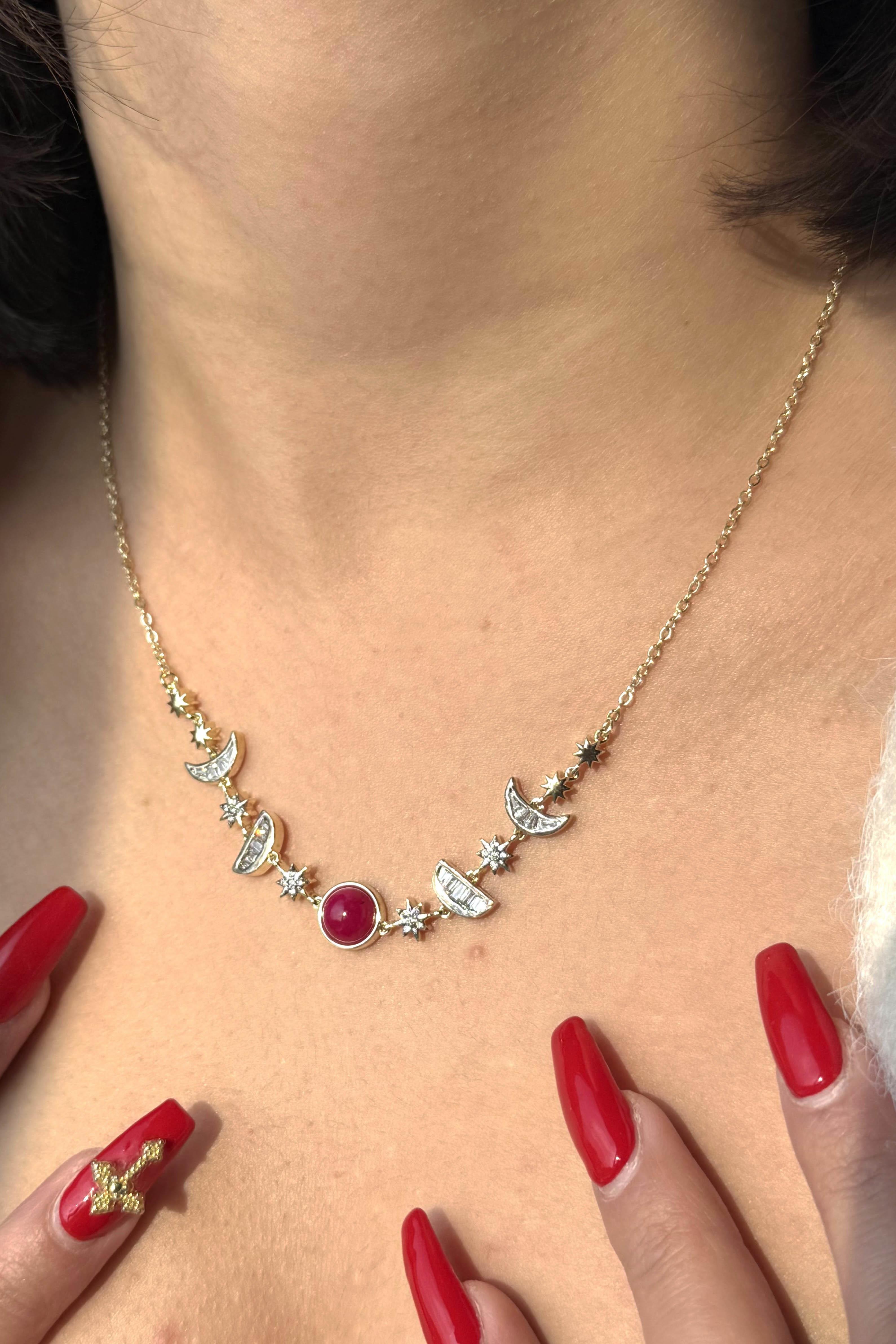 Altın Renk Taş Detaylı Kolye