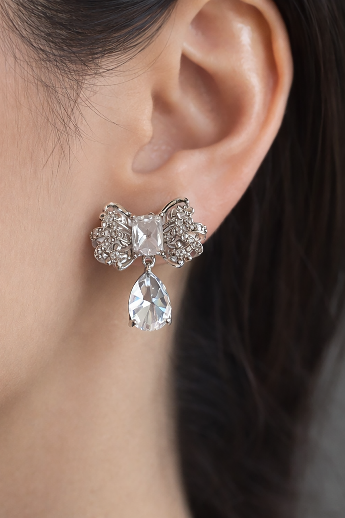 Gümüş Renk Kurdele Figürlü Taş Detaylı 14K Altın Kaplama Küpe (Çift)