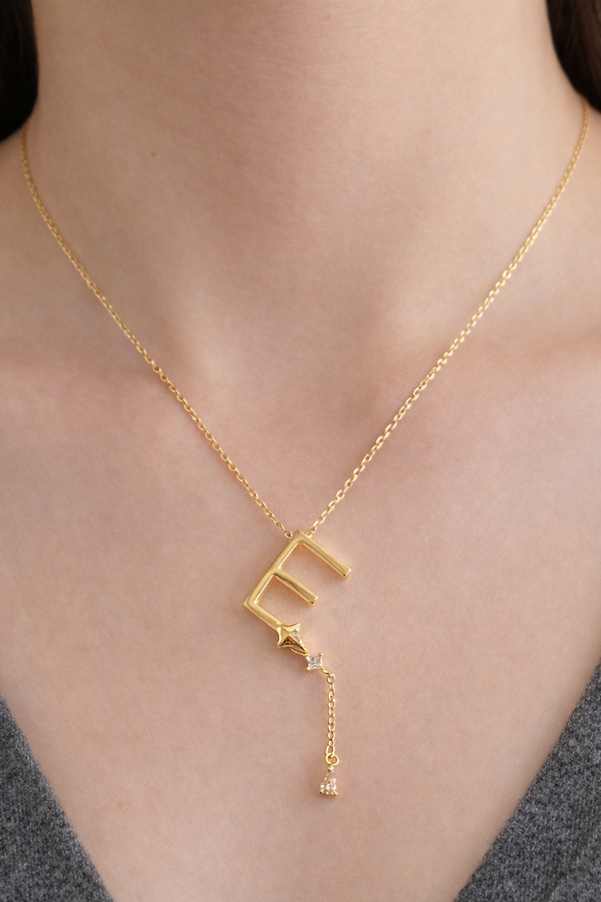 Altın Renk E Harfli Taş Detaylı Çelik Kolye