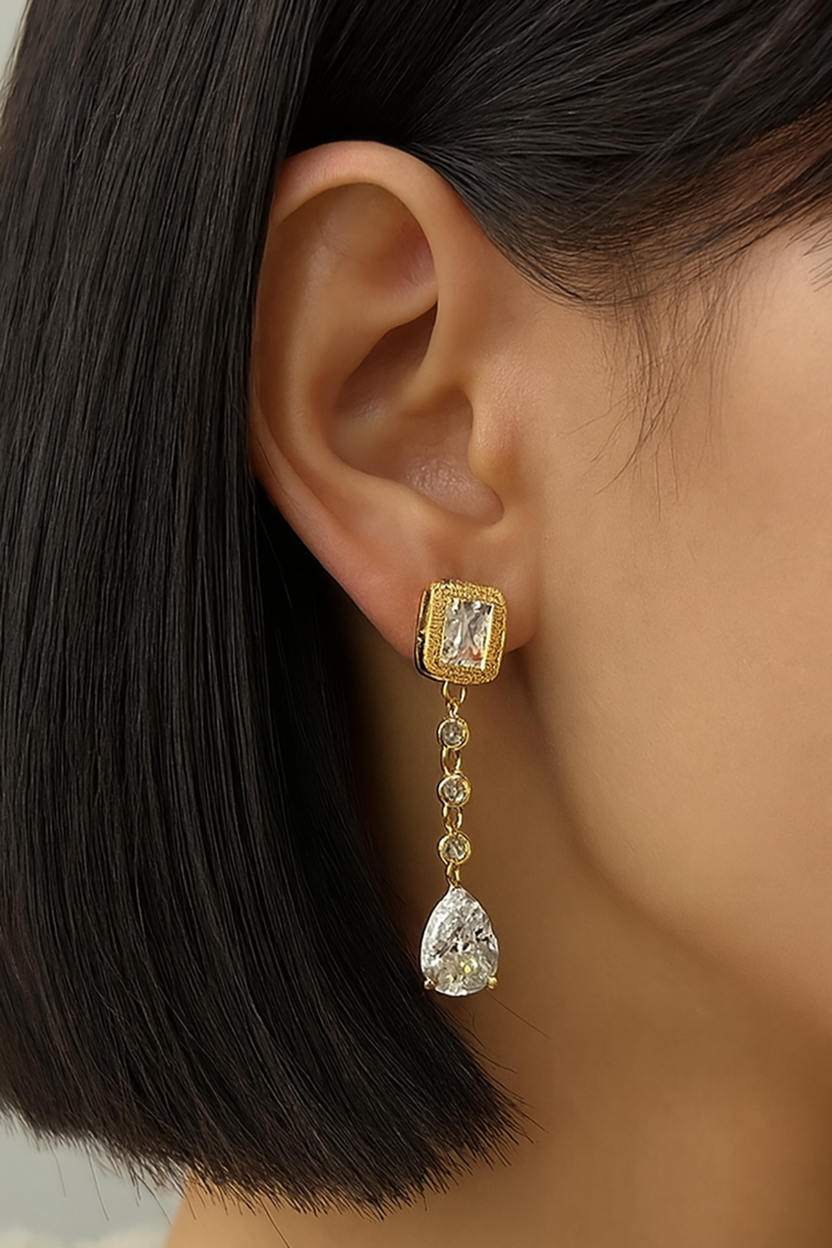 Altın Renk Taş Detaylı Sallantılı Küpe (Çift)