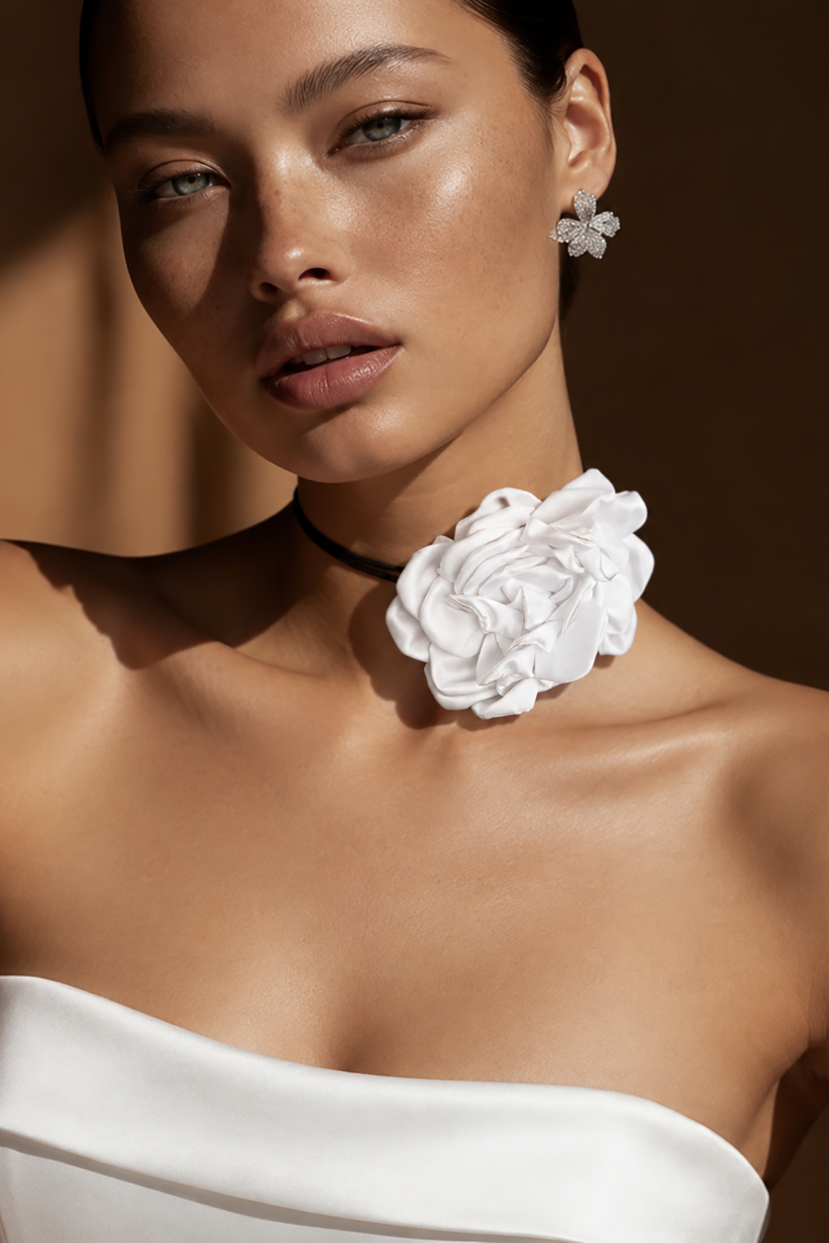 Beyaz Renk Gül Detaylı İpli Choker Kolye