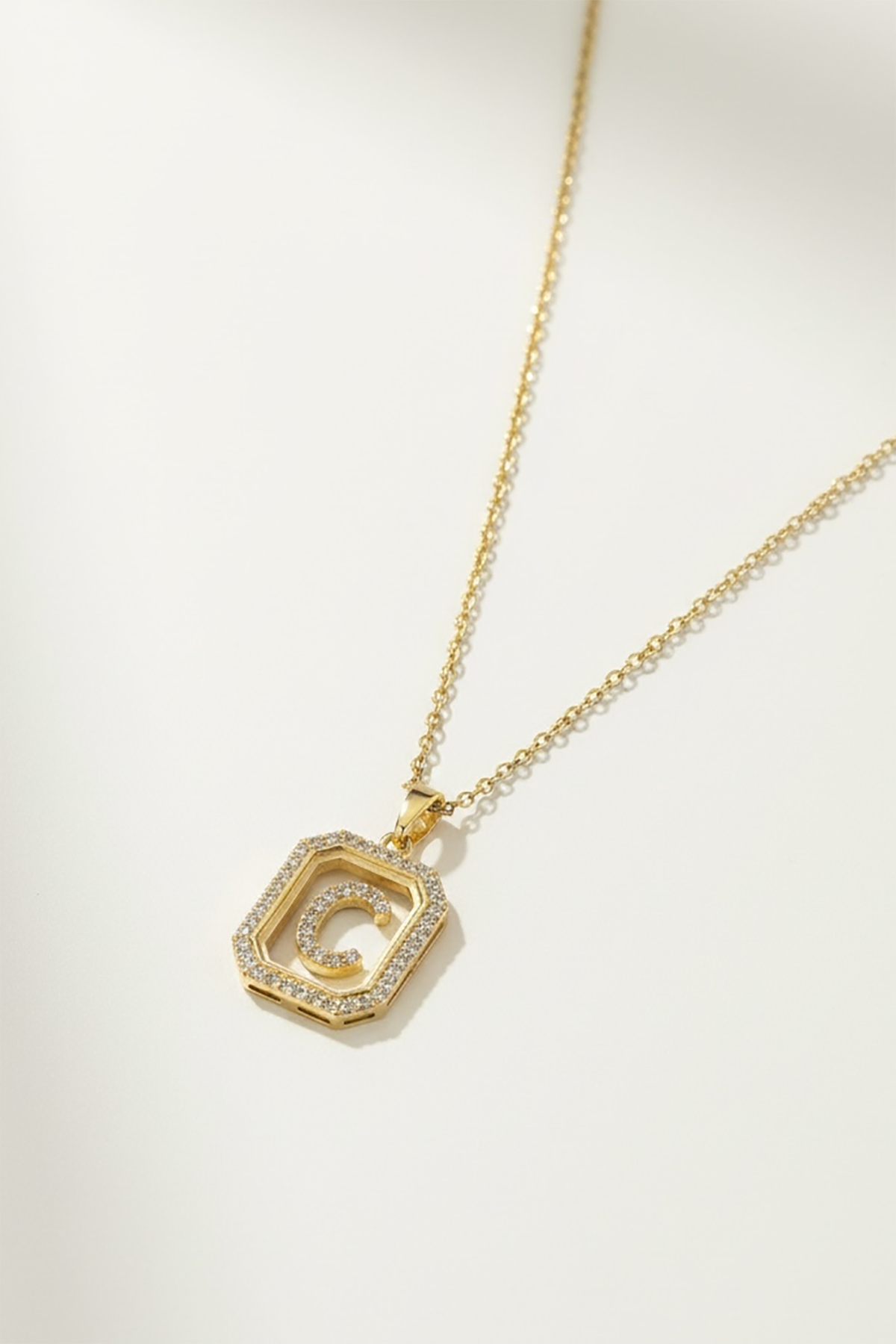 Altın Renk C Harf Taş Detaylı Çelik Kolye