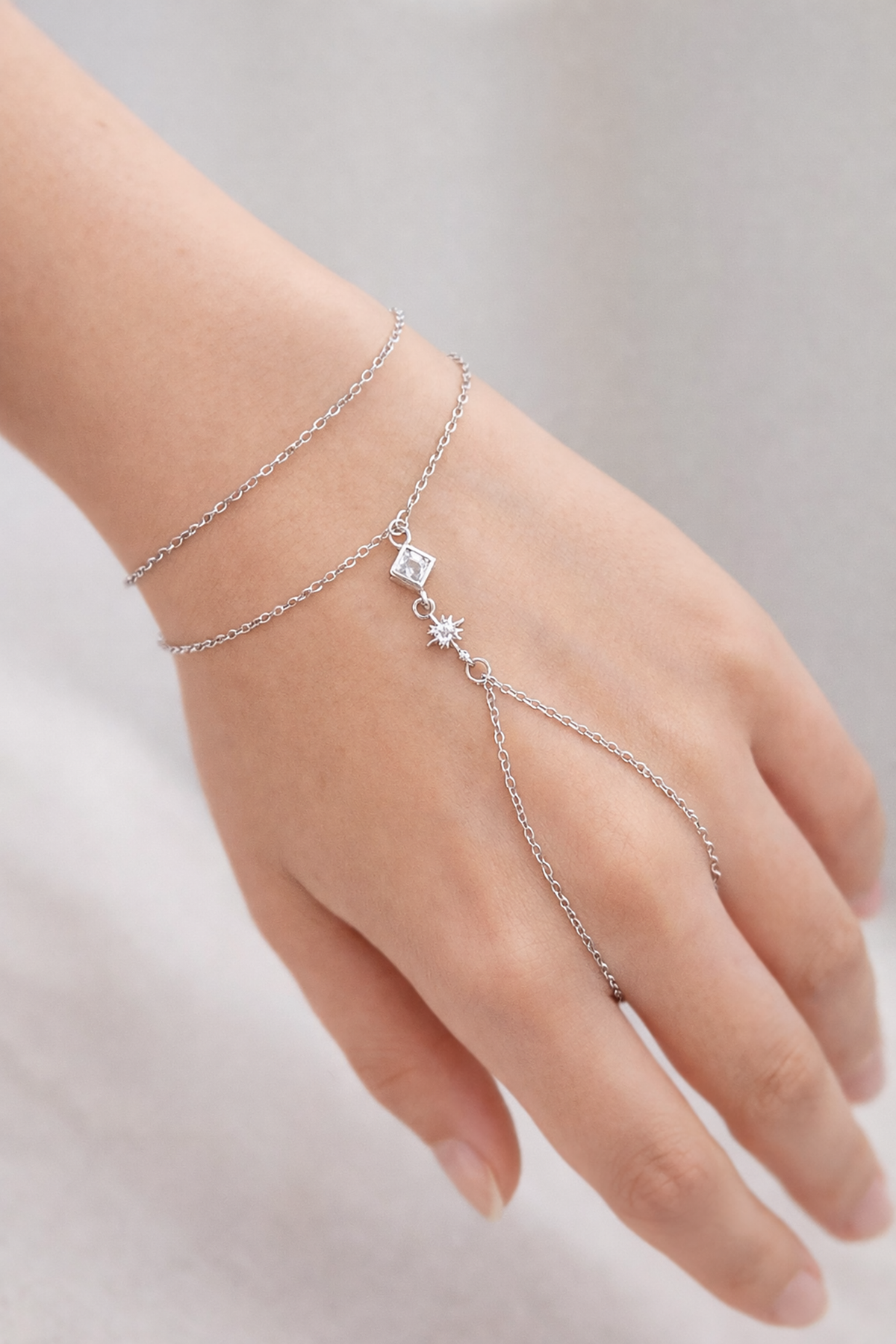 Gümüş Renk Taş Detaylı Çelik Şahmeran