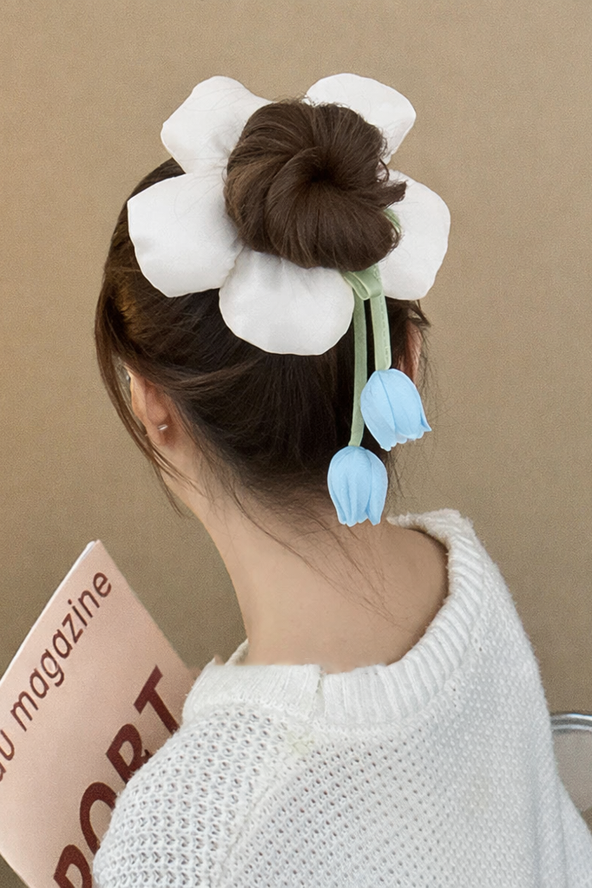 Beyaz Renk Çiçek Figürlü Sallantılı Simit Toka