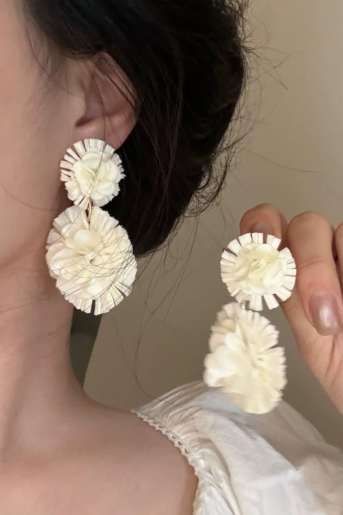 Beyaz Renk Çiçek Figürlü Küpe (Çift)