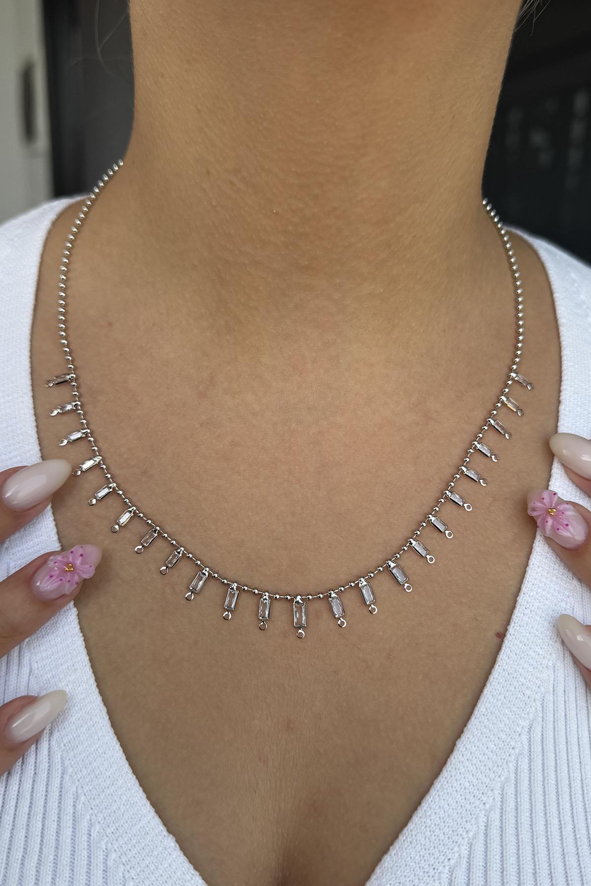 Gümüş Renk Taş Detaylı Kolye