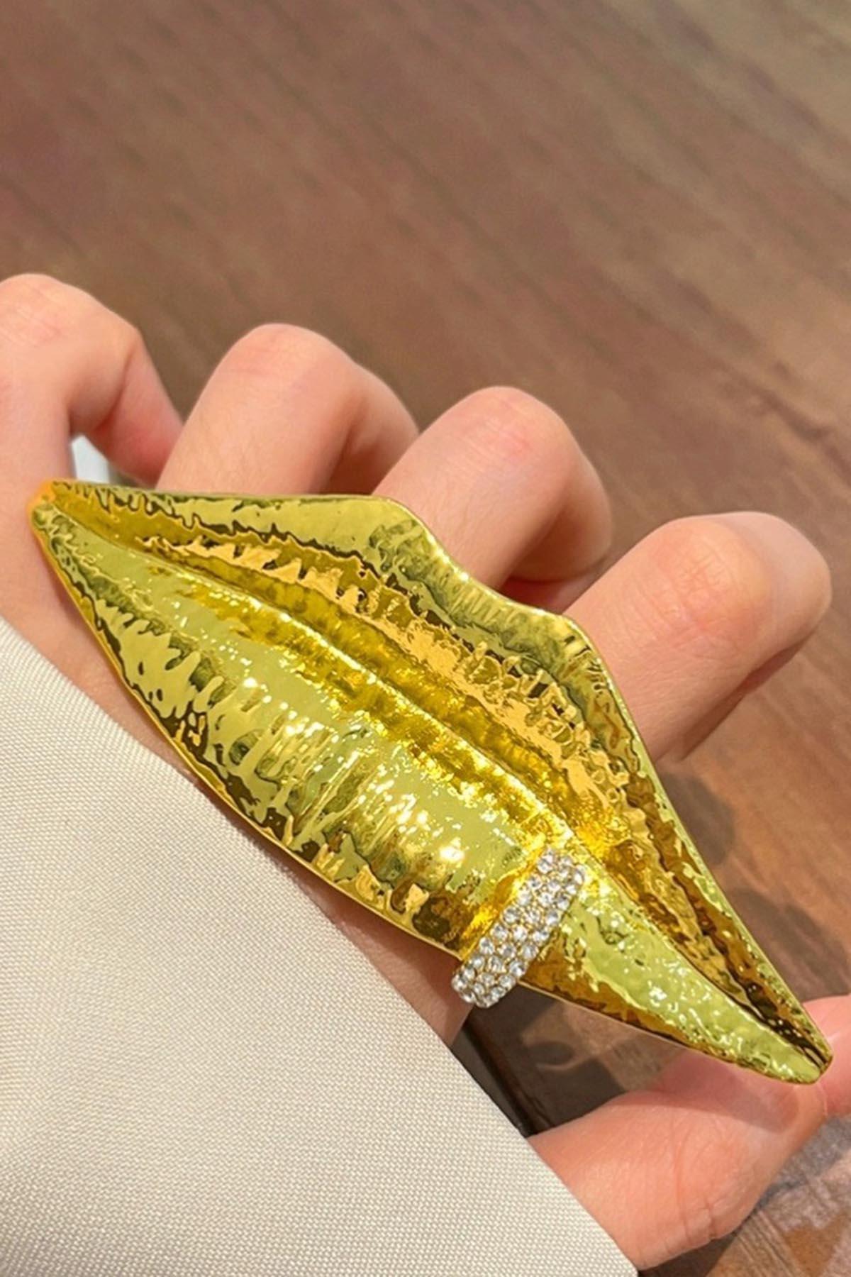 Altın Renk Taş Detaylı Çoklu Dudak Figürlü Tasarım Yüzük