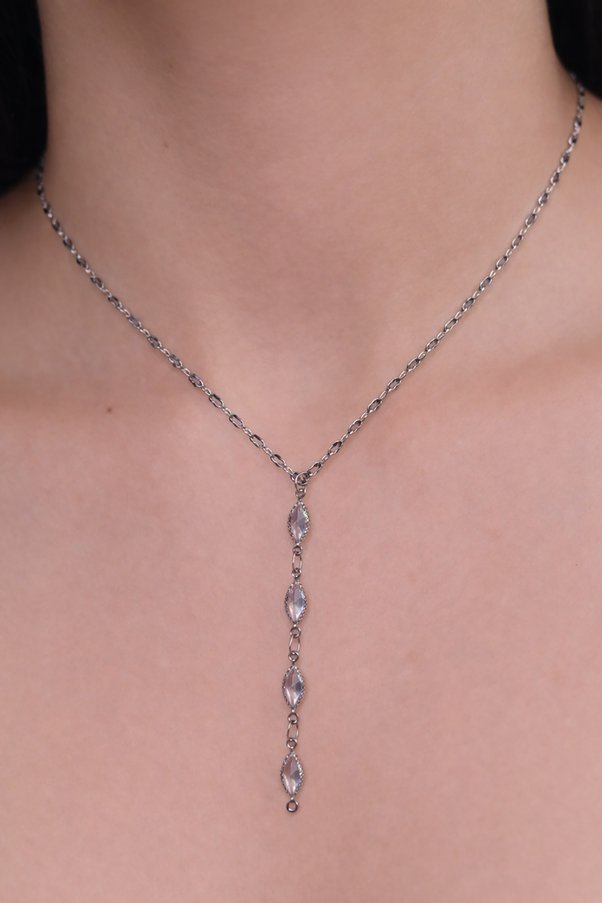 Gümüş Renk Taş Detaylı Çelik Y Kolye