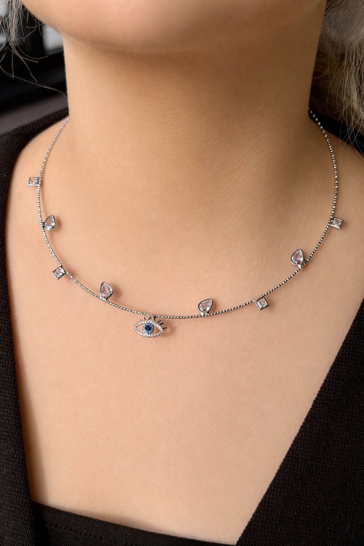Gümüş Renk Göz Figürlü Taş Detaylı Choker Kolye