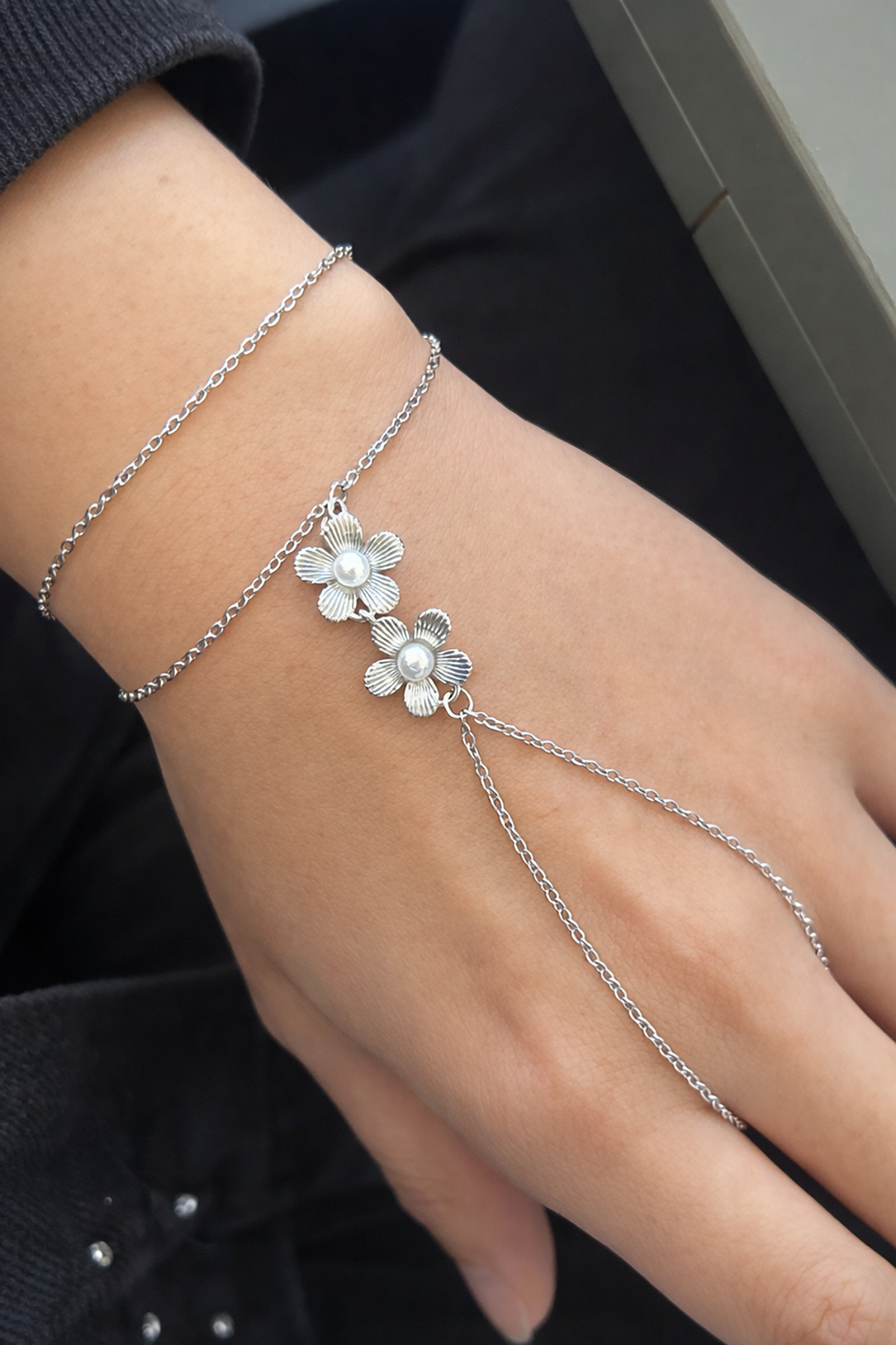 Gümüş Renk Çiçek Figürlü İnci Detaylı Çelik Şahmeran