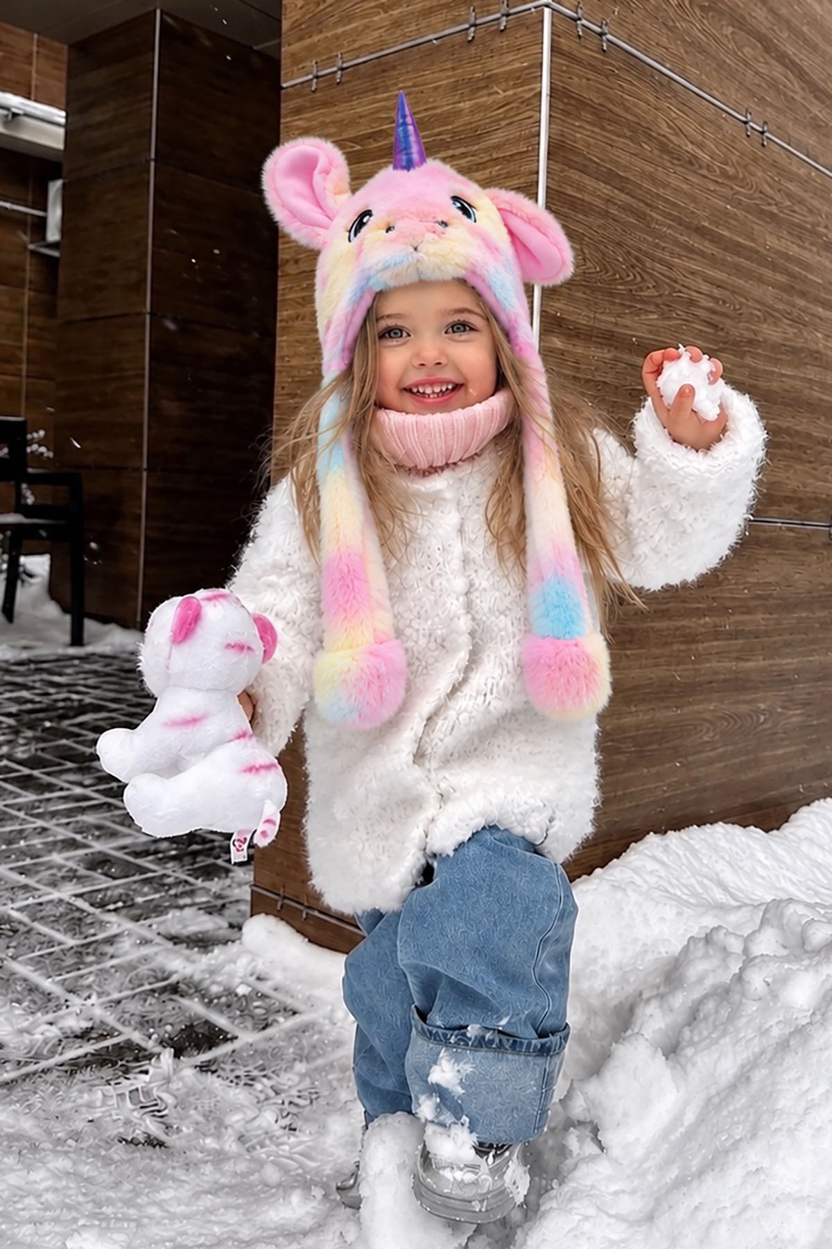 Karışık Renk Unicorn Figürlü Işıklı Kulakları Oynayan Peluş Şapka