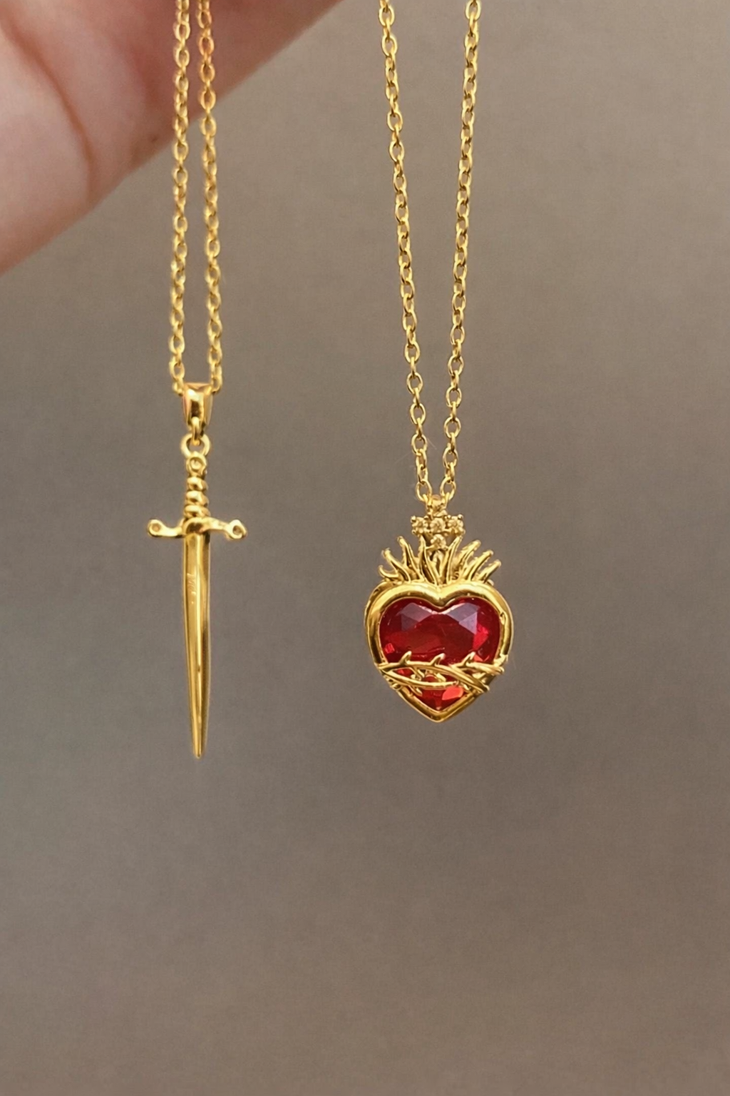 Altın Renk Kalp Ve Kılıç Figürlü Çelik Çift Kolyesi