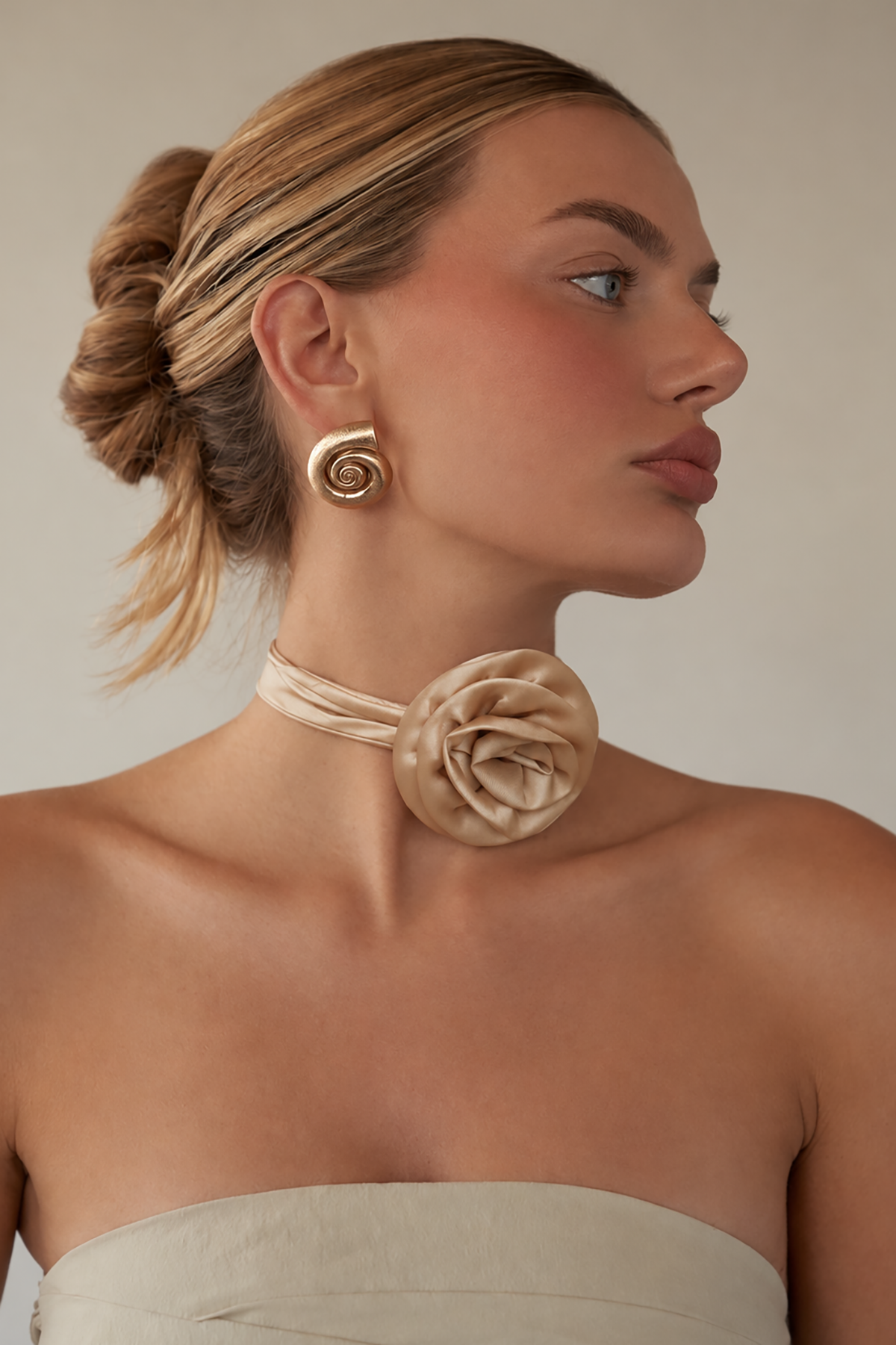 Vizon Renk Gül Detaylı Choker Kolye