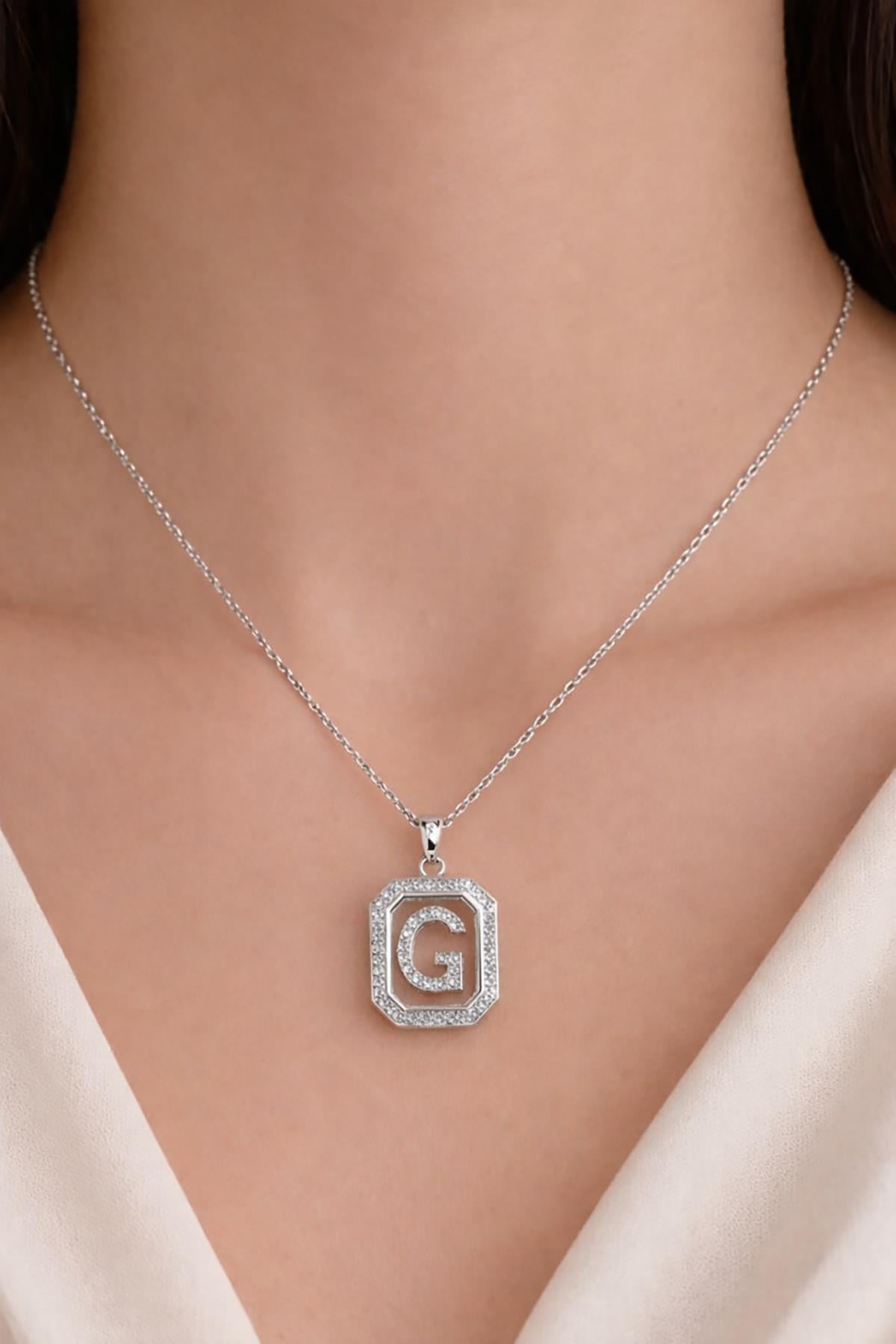 Gümüş Renk G Harf Taş Detaylı Çelik Kolye