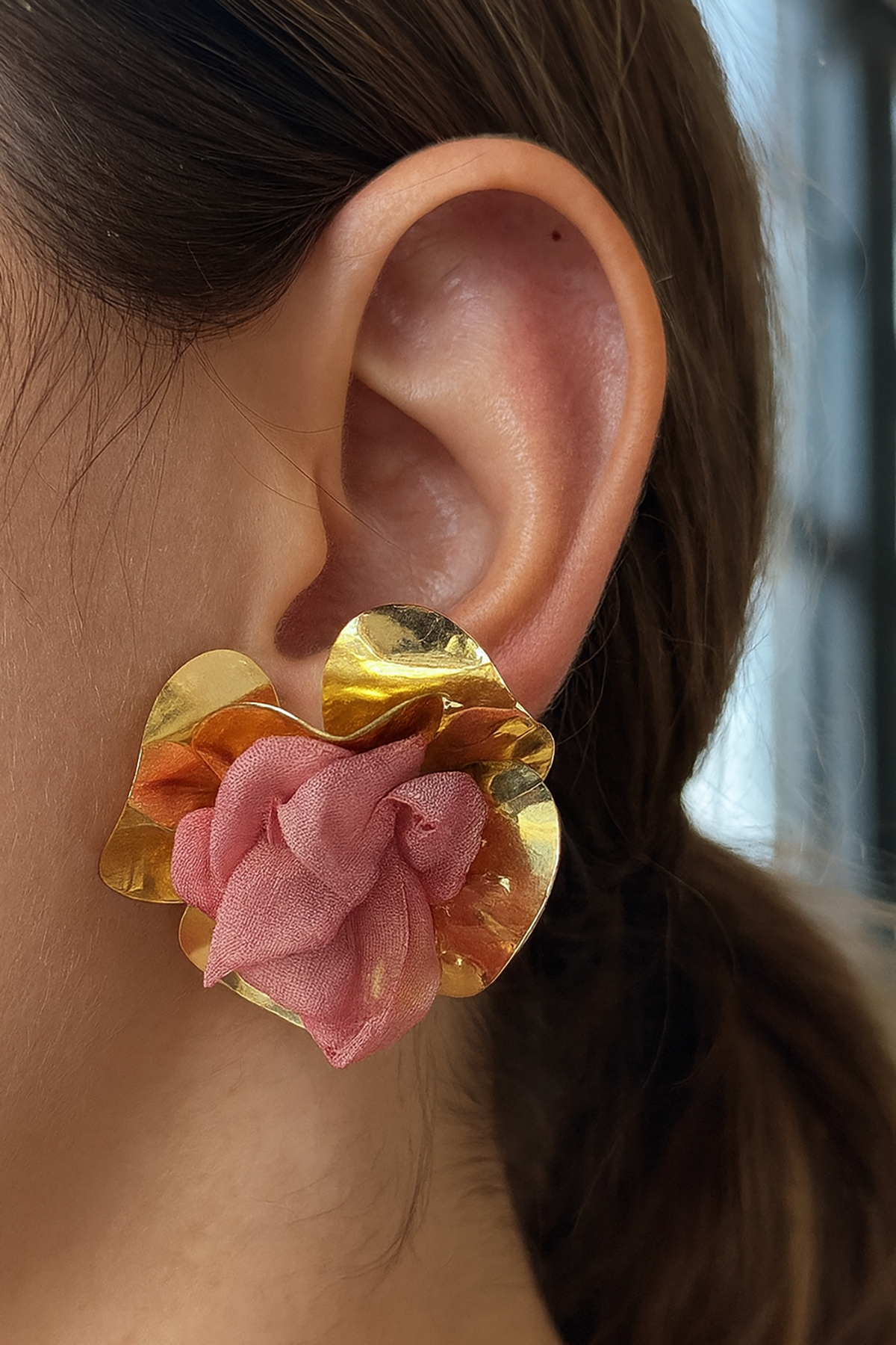 Altın Renk Çiçek Detaylı Küpe (Çift)