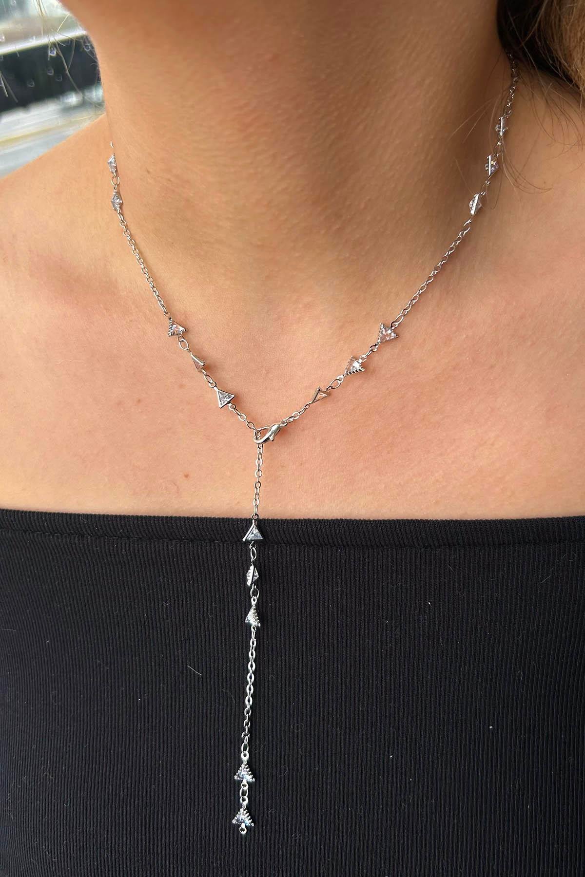 Gümüş Renk Üçgen Figürlü Taş Detaylı Çelik Y Kolye