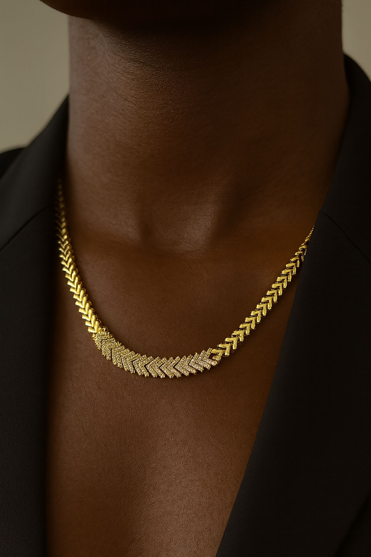 Altın Renk Taş Detaylı Balık Sırtı VİP Kolye