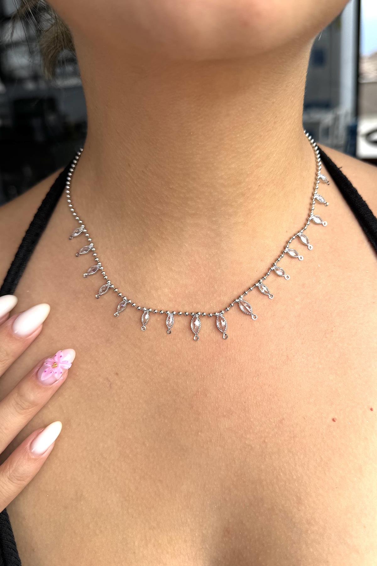 Gümüş Renk Taş Detaylı Y Kolye