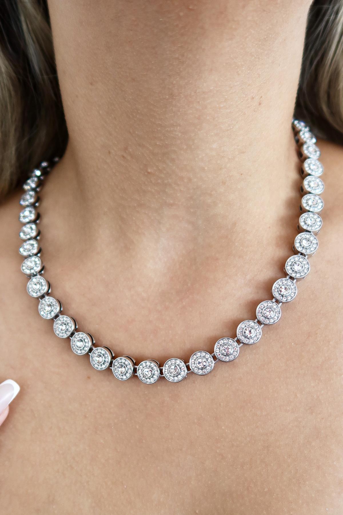 Gümüş Renk Taş Detaylı VİP Tasarım Kolye