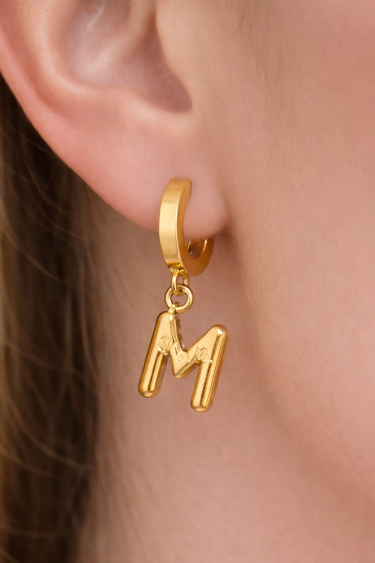 Altın Renk M Harf Çelik Küpe (Çift)