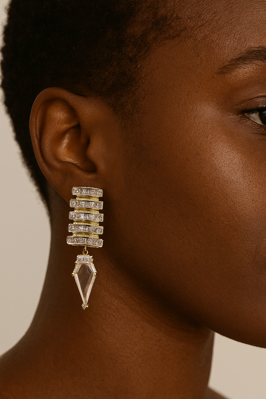 Altın Renk Taş Detaylı Tasarım Küpe (Çift)